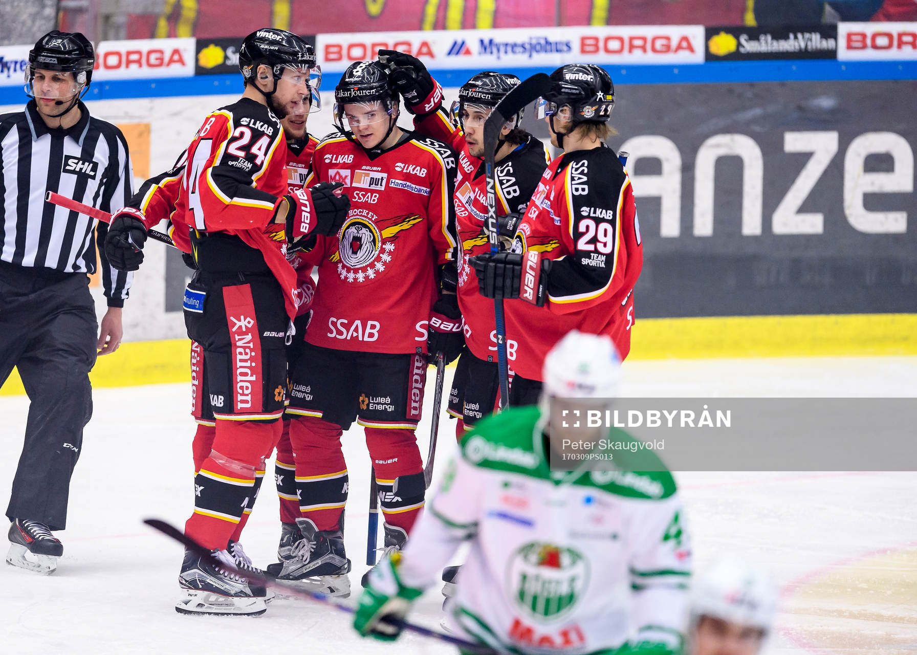 Luleås Julius Junttila (m) jublar