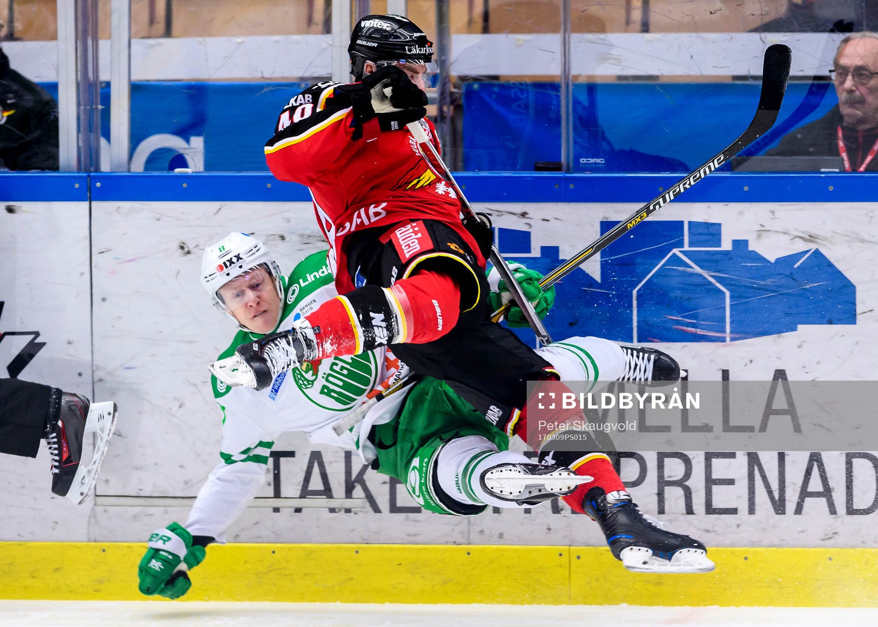 Luleås Kael Mouillierat tacklar Rögles Jesper Williamsson