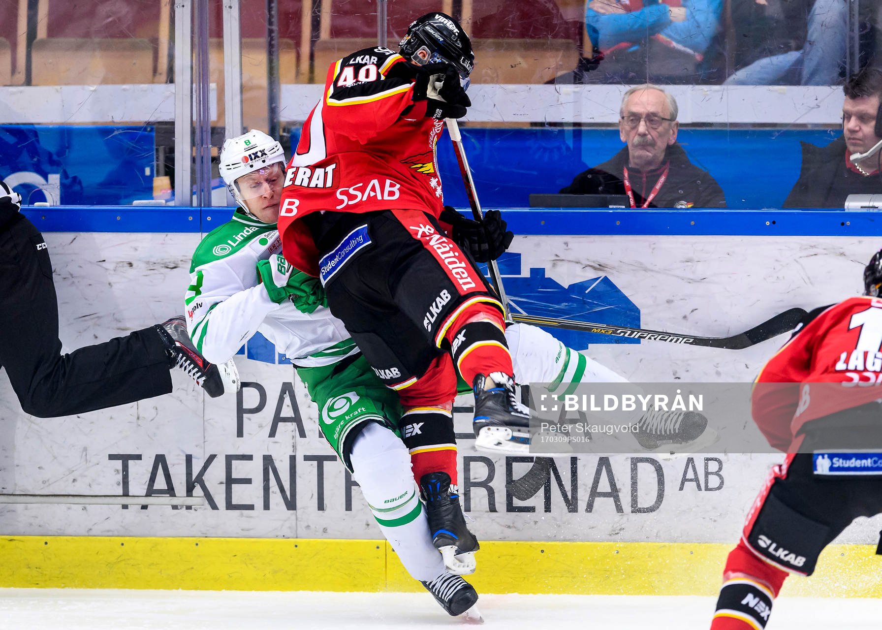 Luleås Kael Mouillierat tacklar Rögles Jesper Williamsson