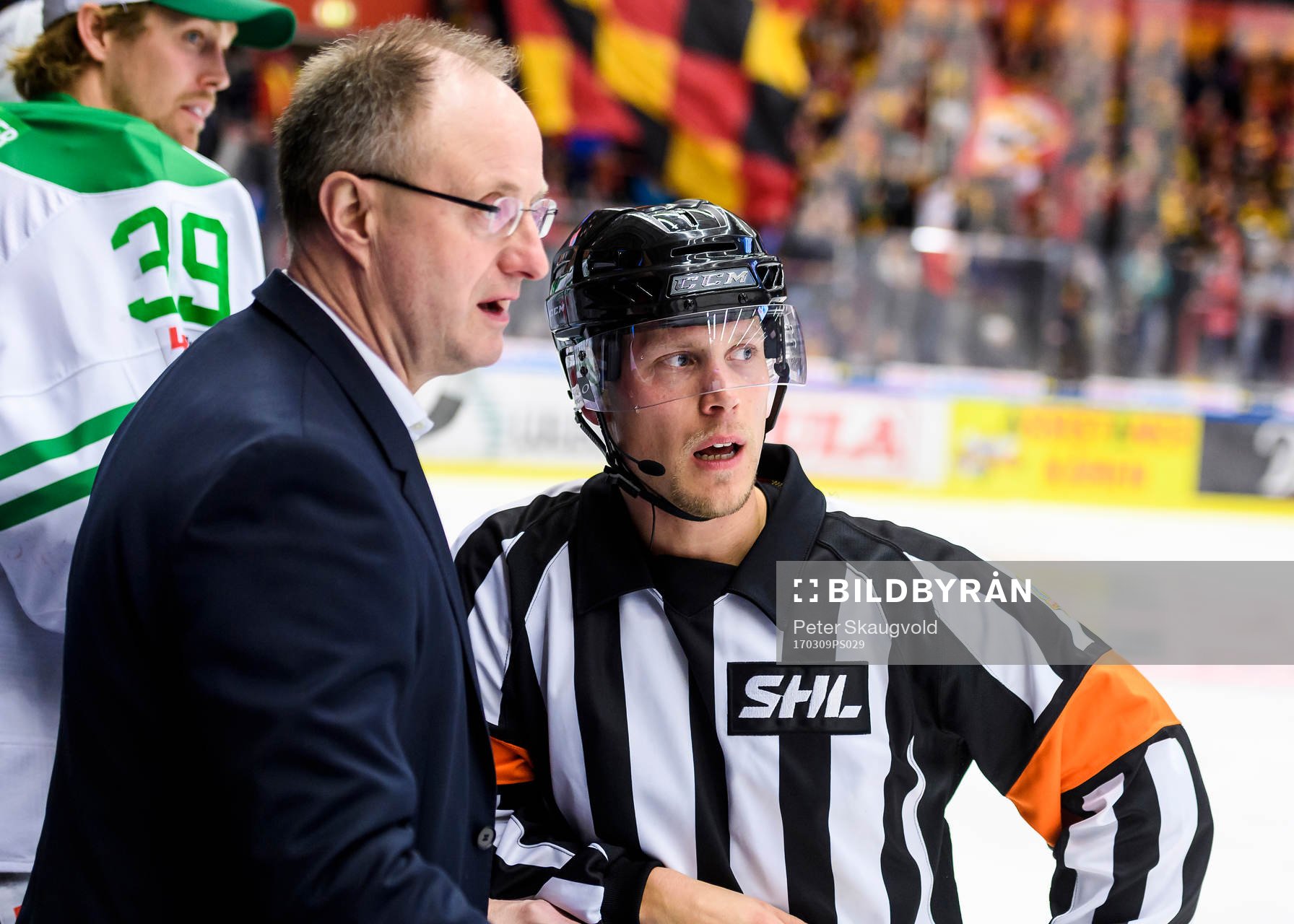 Rögles tränare Anders Eldebrink pratar med Domare Andreas
