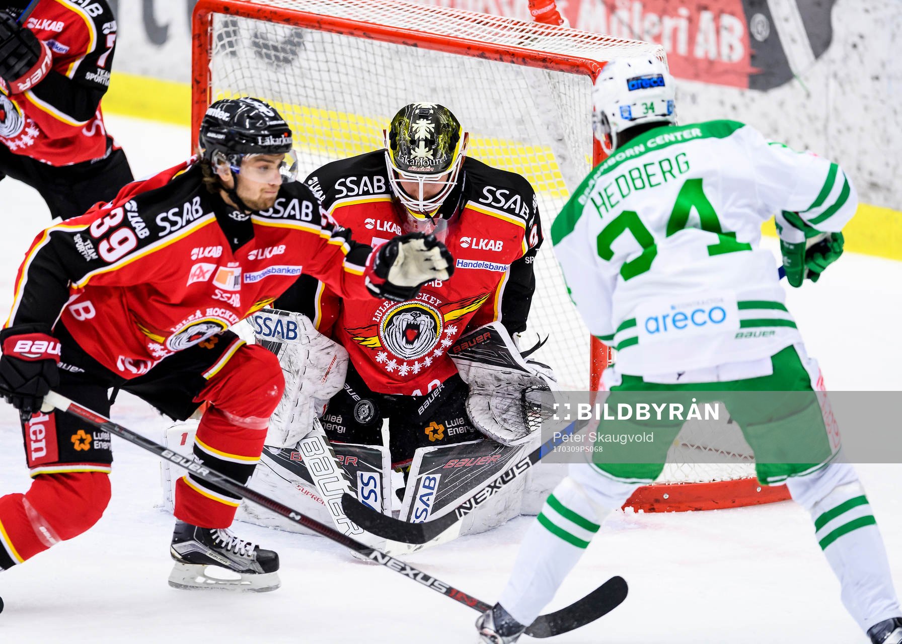 Luleås målvakt Joel Lassinatti räddar ett skott från