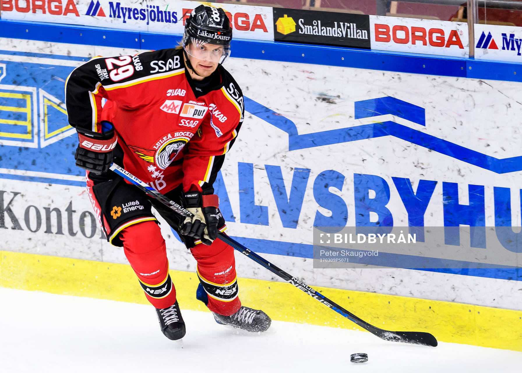 Luleås Viktor Grahn med pucken
