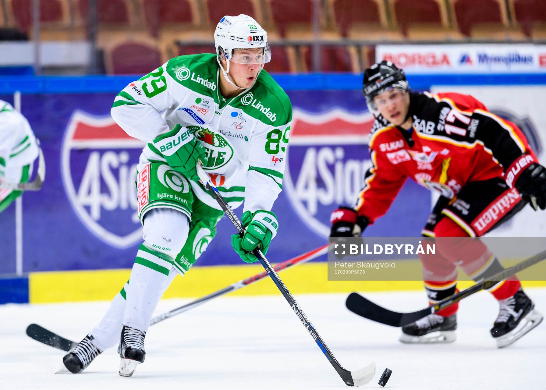 Rögles David Åslin med pucken