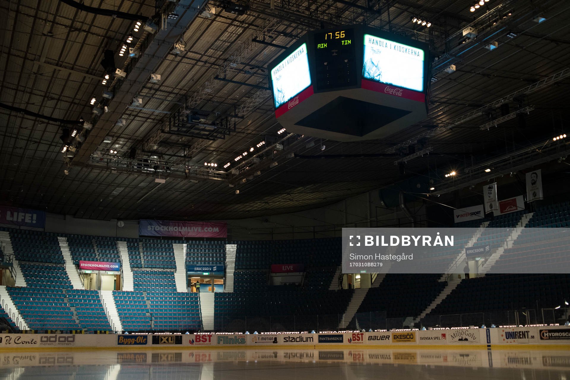 Tomma läktare på Hovet före en ishockeymatch i