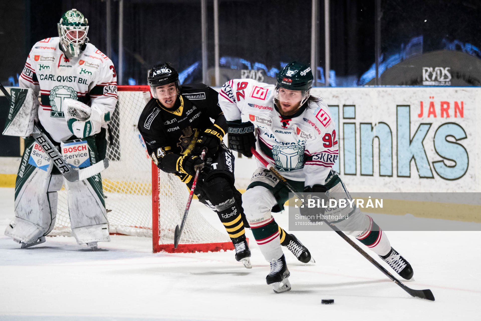 s Michael Lindqvist jagar Tingsryds Daniel Norbe framför
