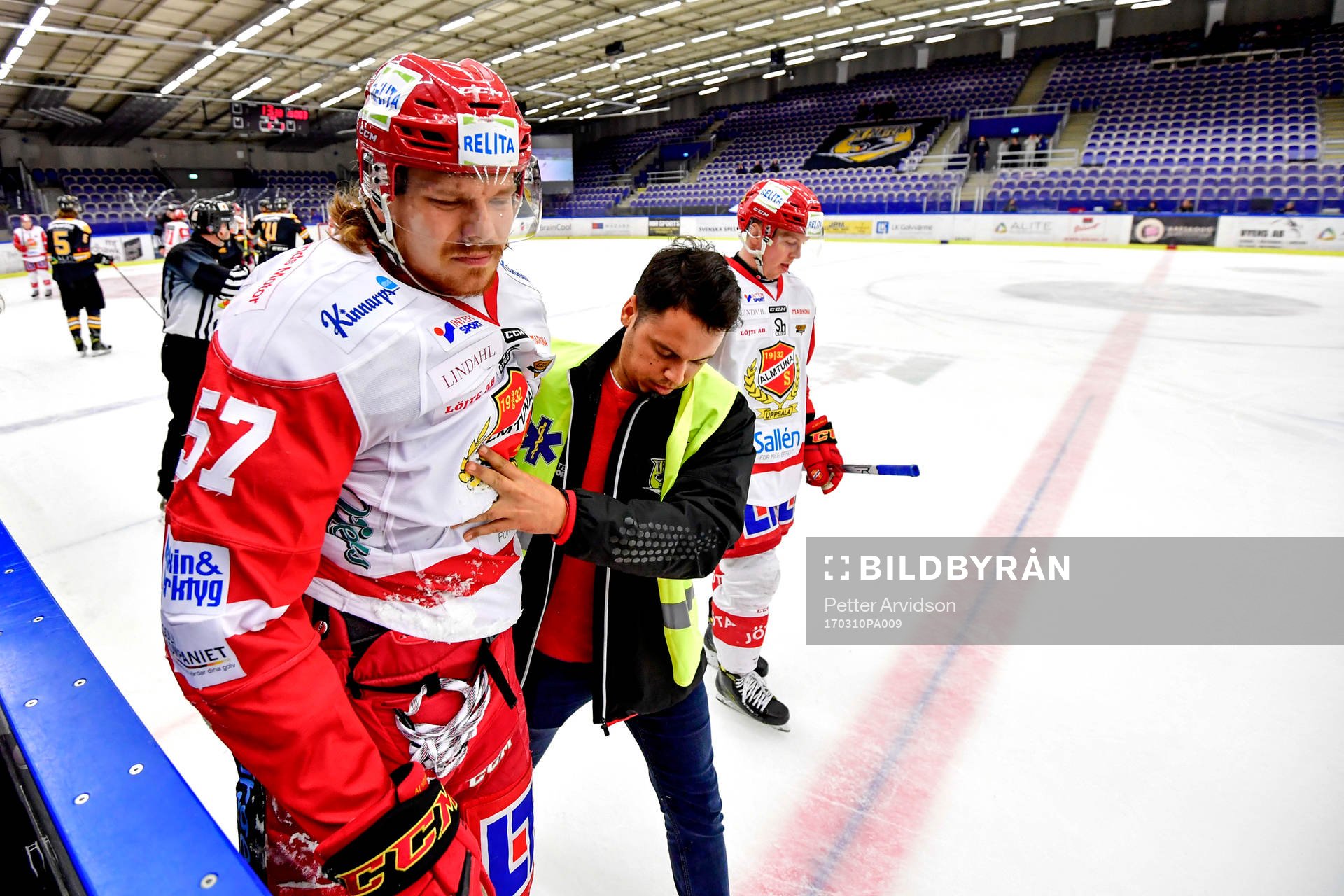 Almtunas Marcus Oskarsson får hjälp av isen