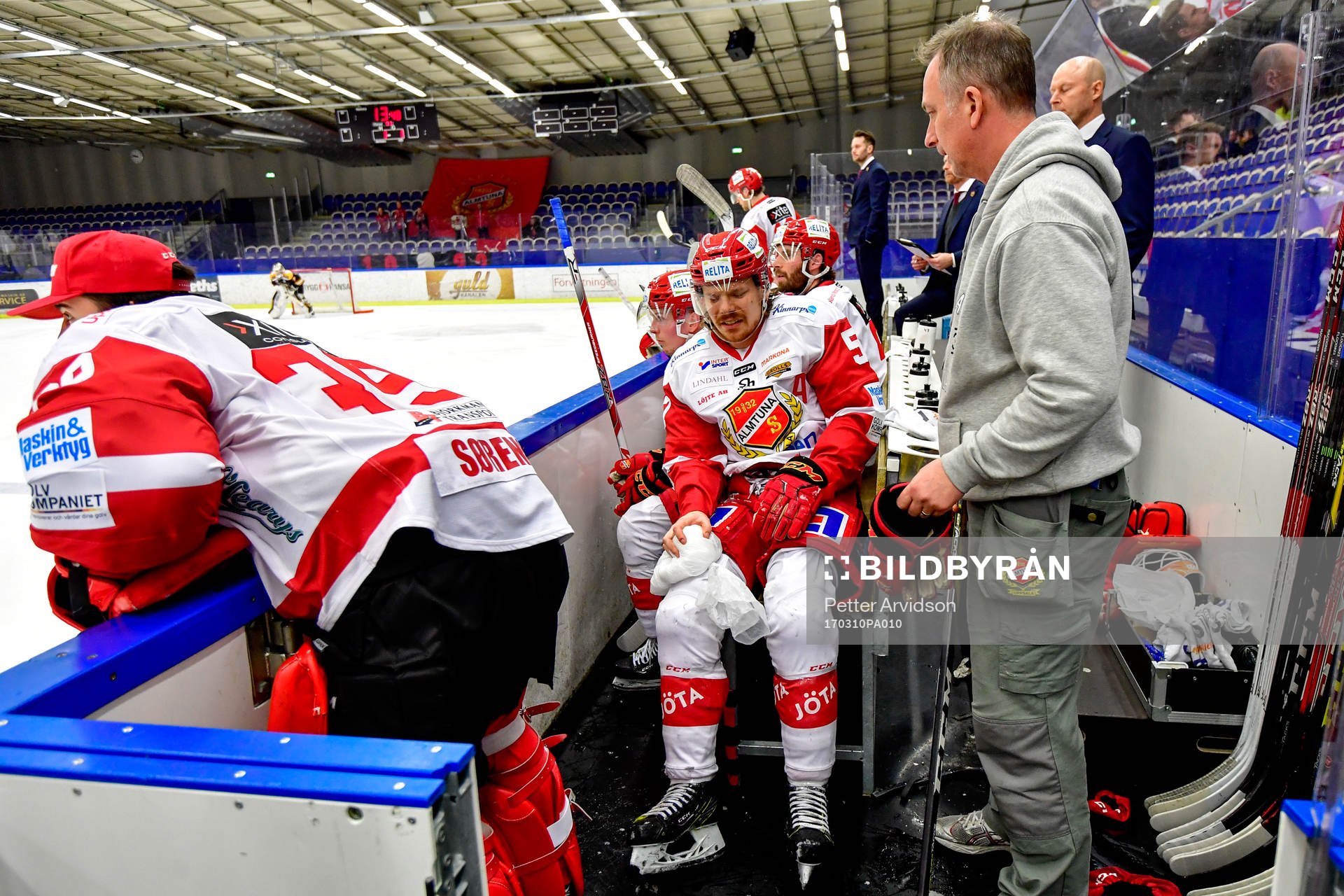 Almtunas Marcus Oskarsson grinar illa