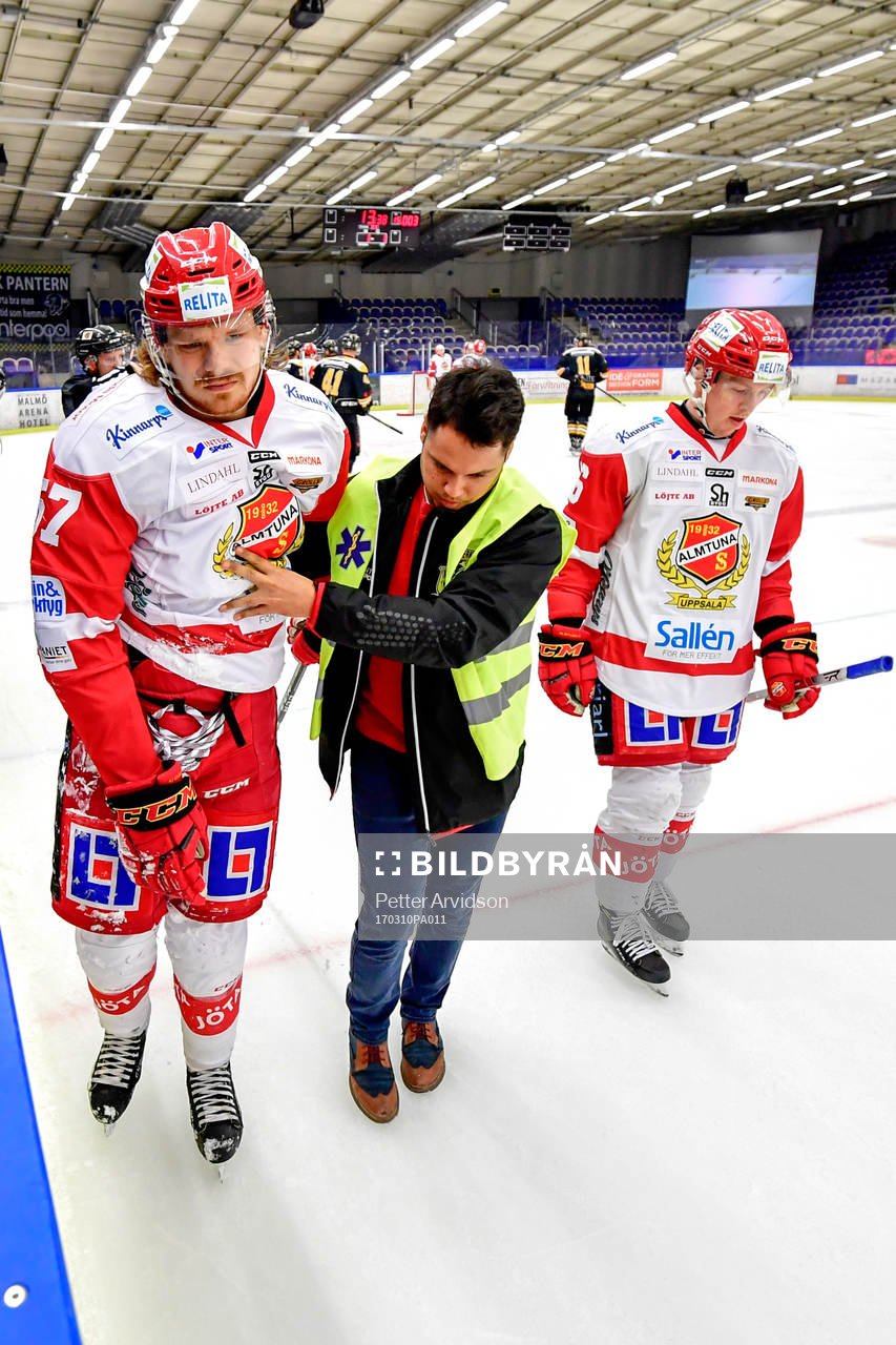 Almtunas Marcus Oskarsson får hjälp av isen
