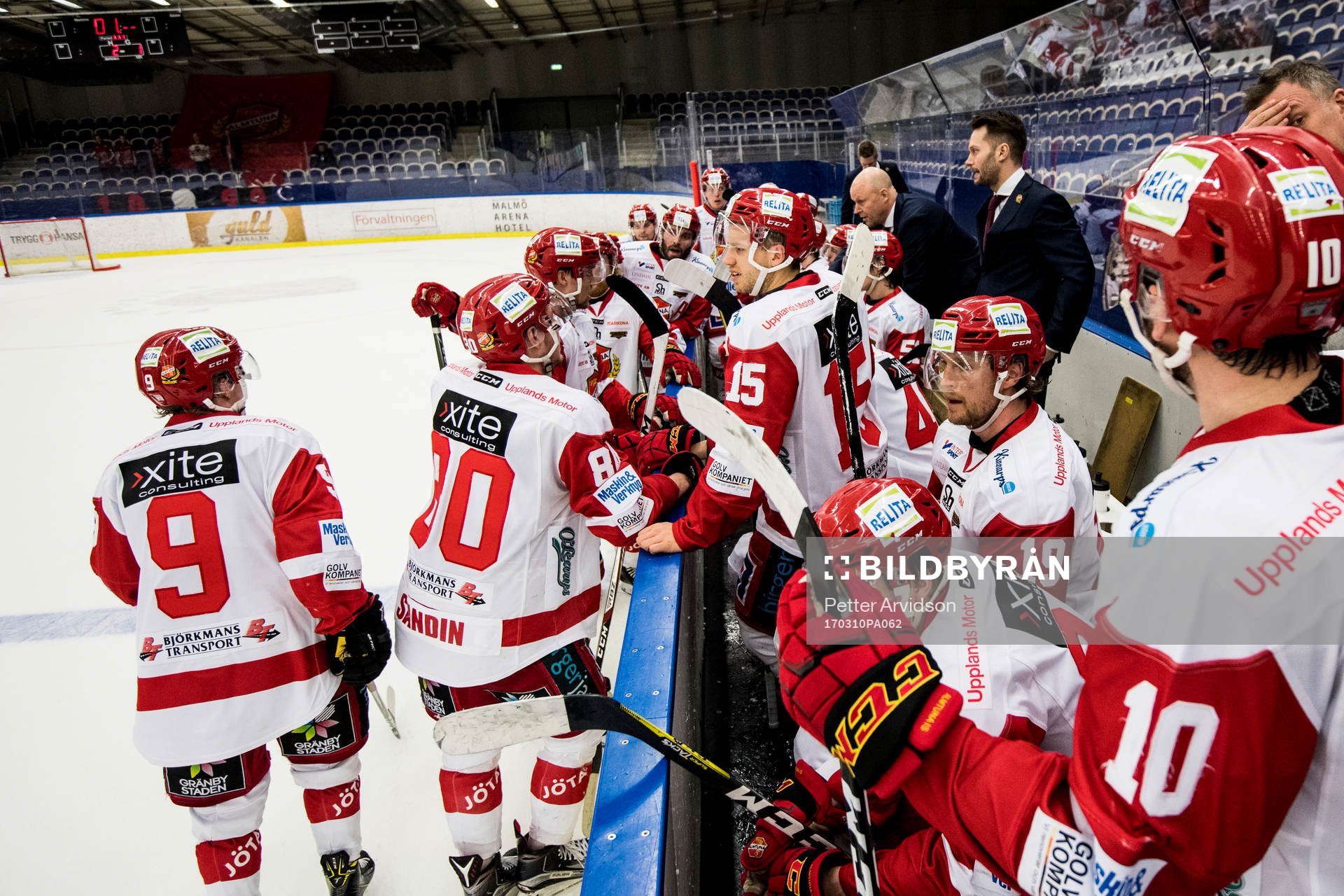 Almtunas tränare Marcus Ragnarsson håller timeout