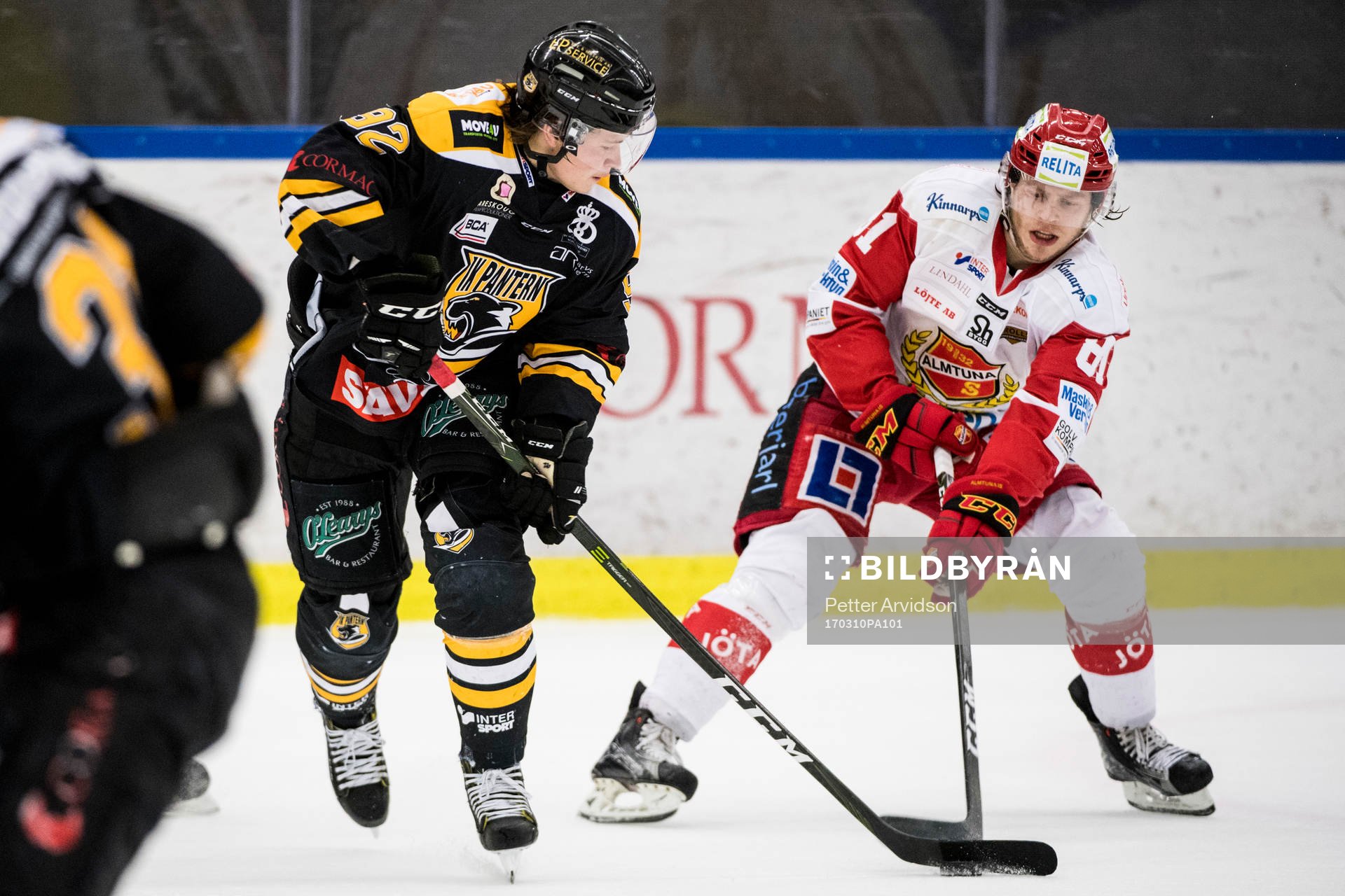 Panterns Dennis Svensson och Almtunas Mathias Trettenes