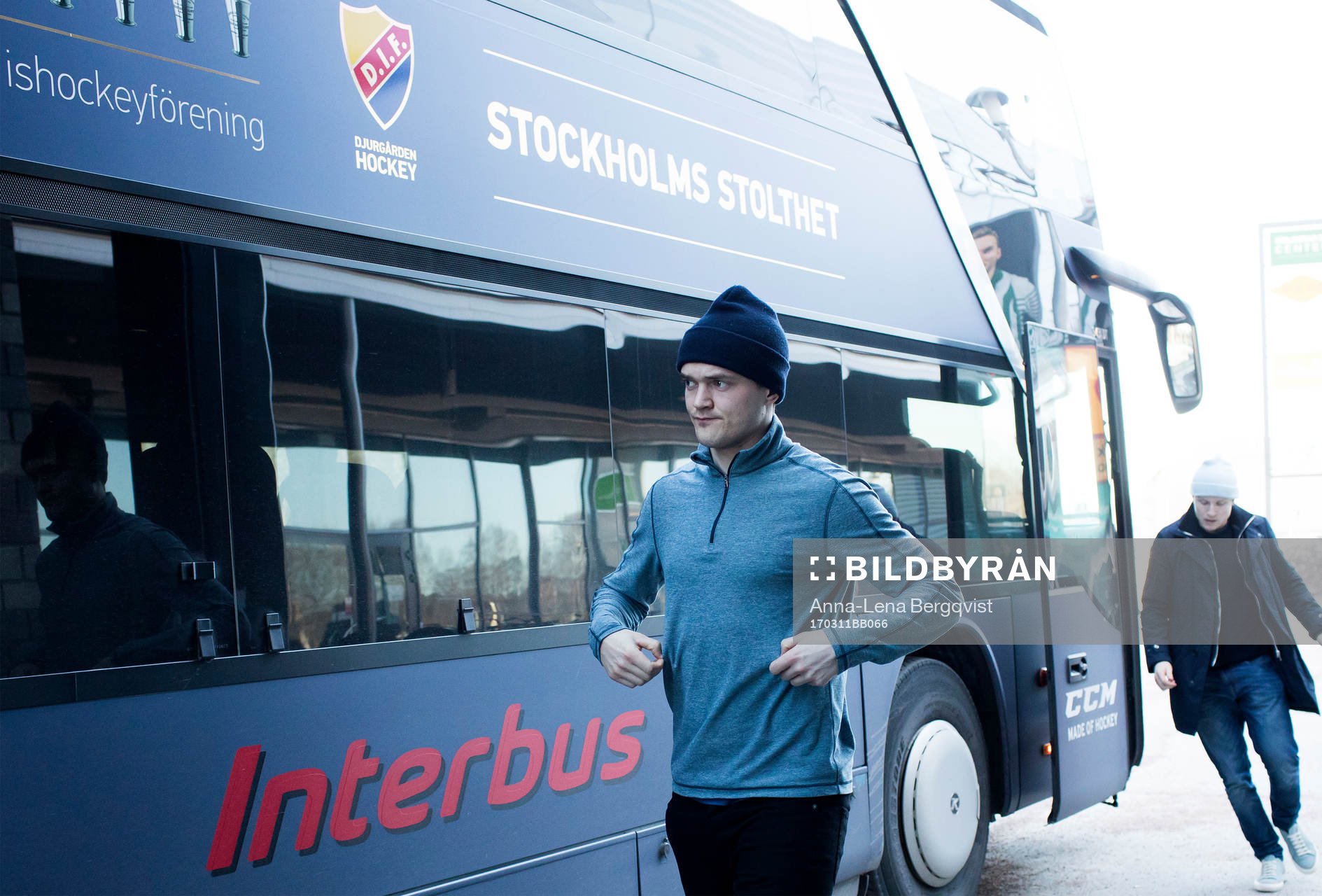 Djurgårdens Marcus Högström har just stigit av bussen