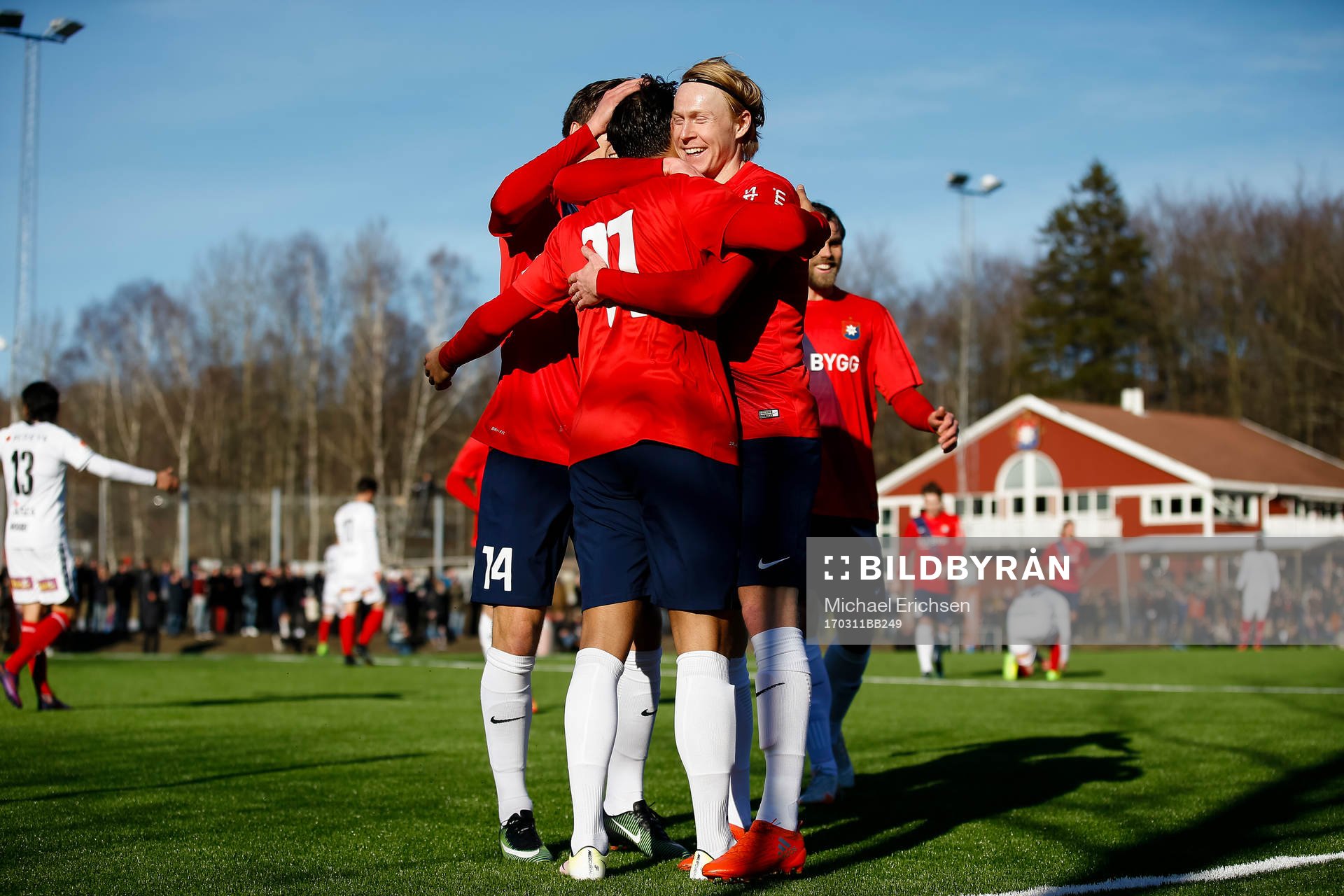 Örgrytes spelare jublar efter 1-0 av William Atashkadeh under en träningsmatch i fotboll mellan Örgryte och Kalmar FF den 11 mars 2017 i Göteborg.