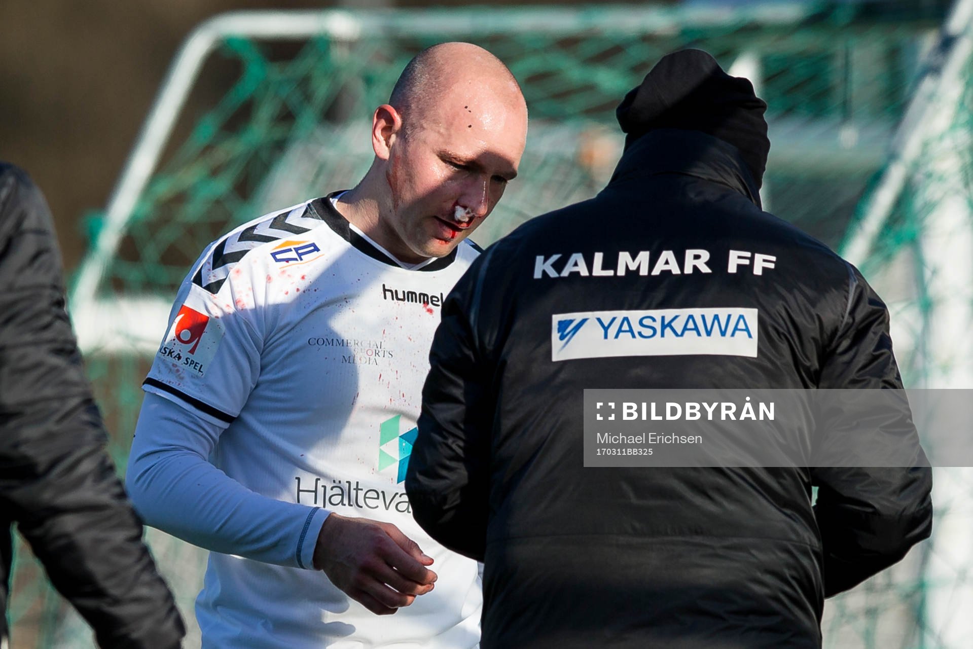 Kalmars Stefan Larsson blir omplåstrad efter spark i ansiktet under en träningsmatch i fotboll mellan Örgryte och Kalmar FF den 11 mars 2017 i Göteborg.