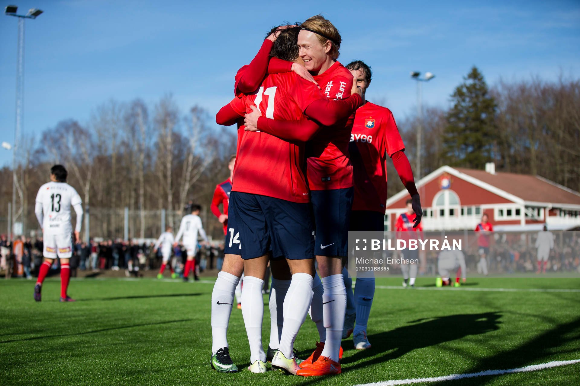 Örgrytes William Atashkadeh jublar och omfamnas