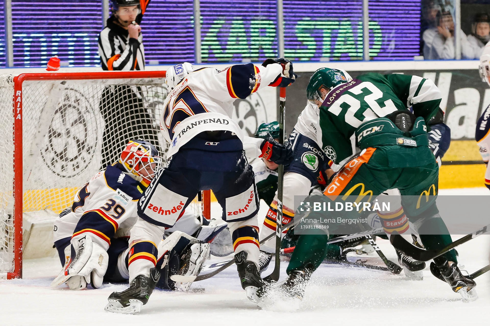 Stökigt framför Djurgårdens målvakt Adam Reideborn