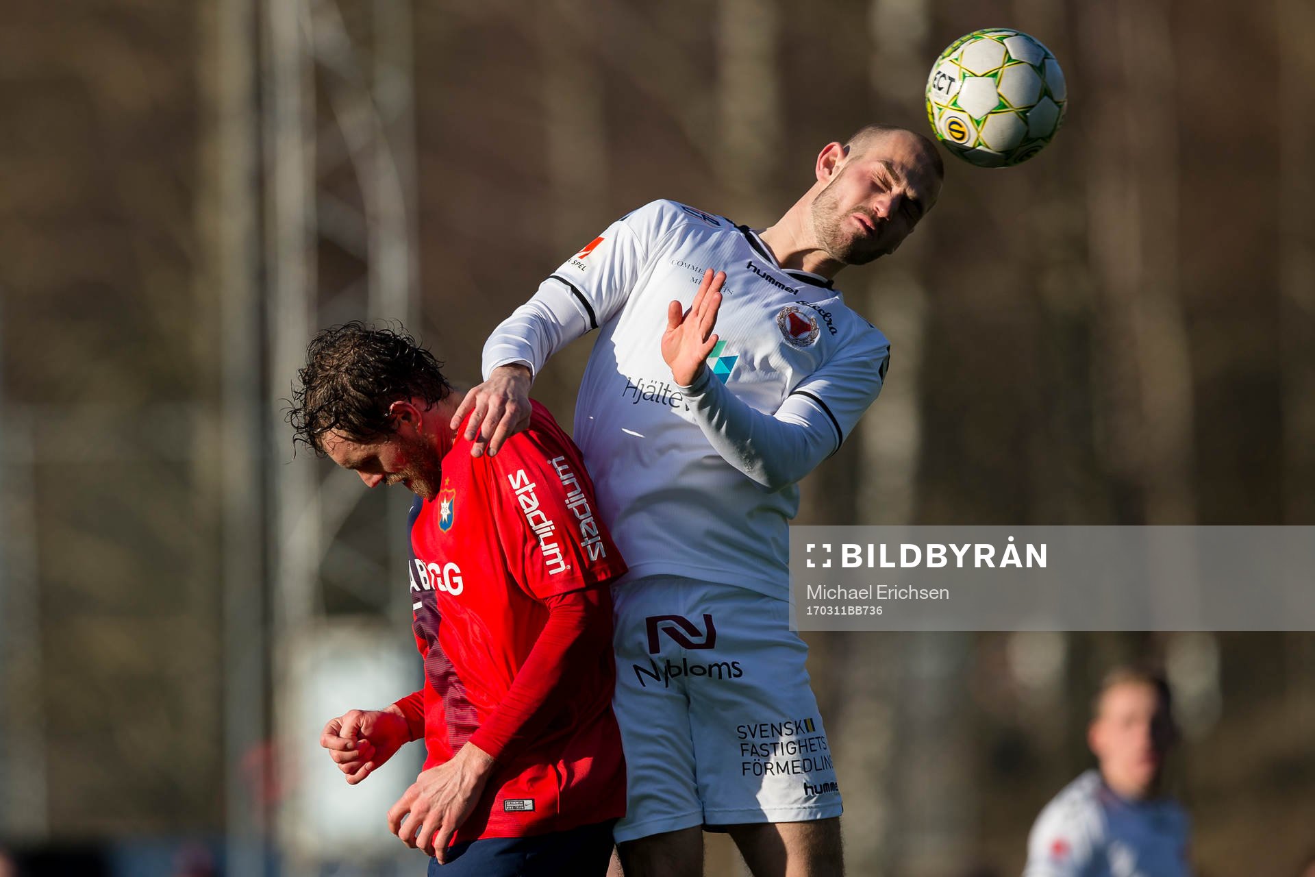 Örgrytes Johan Elmander i nickduell med Kalmars Sebastian Hedlund under en träningsmatch i fotboll mellan Örgryte och Kalmar FF den 11 mars 2017 i Göteborg.