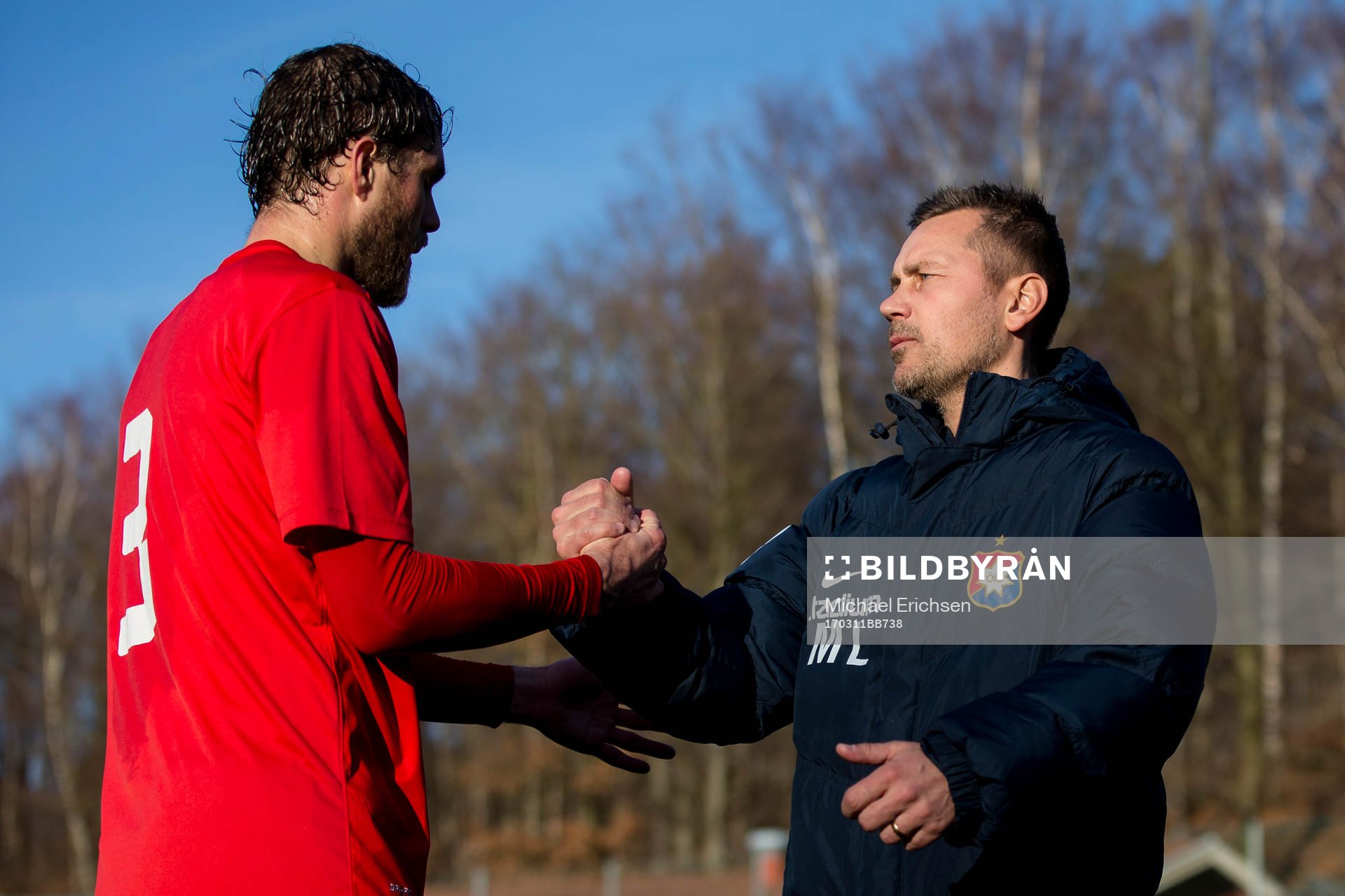 Örgrytes Johan Elmander klappas om av tränare Marcus