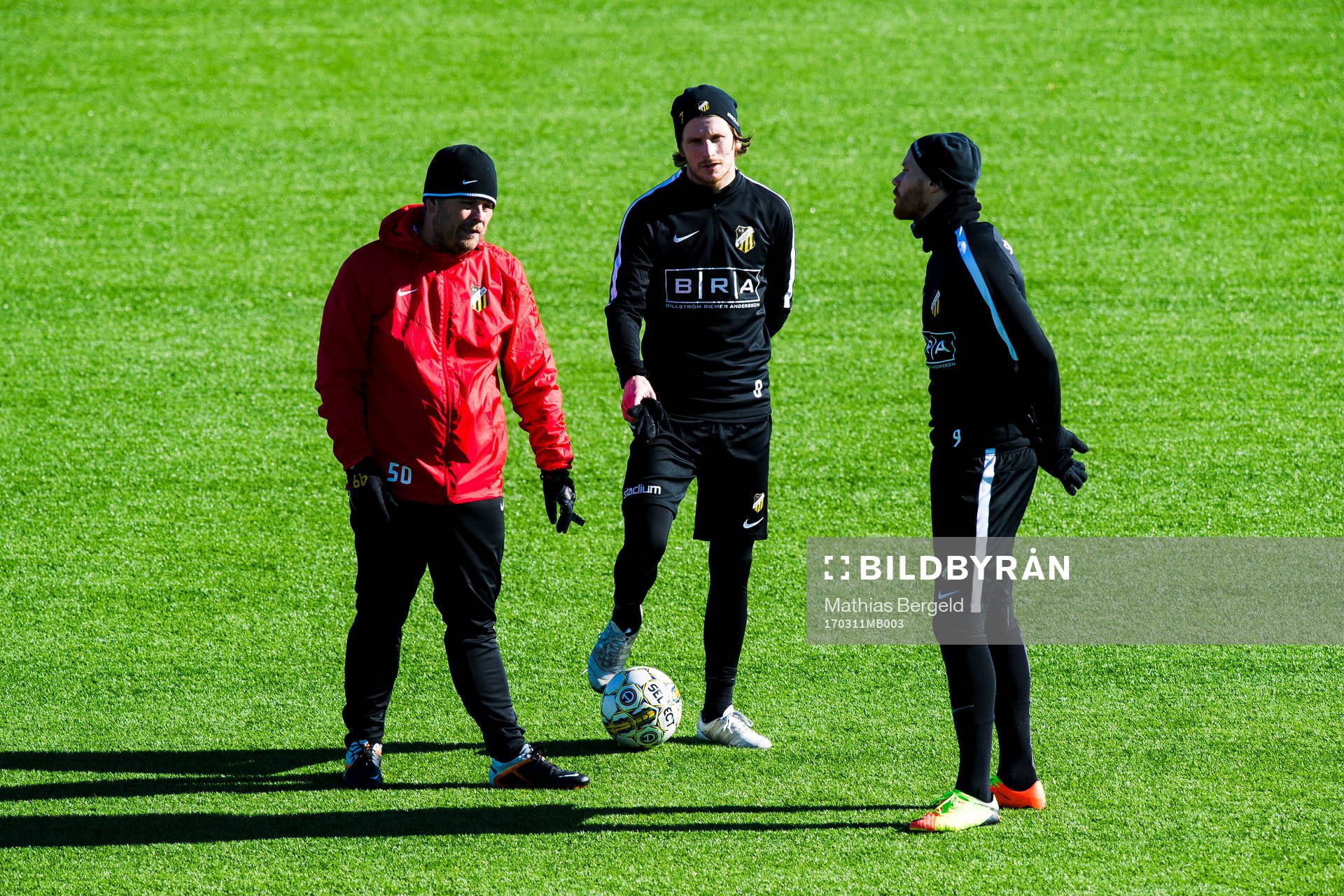 Häckens tränare Mikael Stahre diskuterar med Erik Friberg