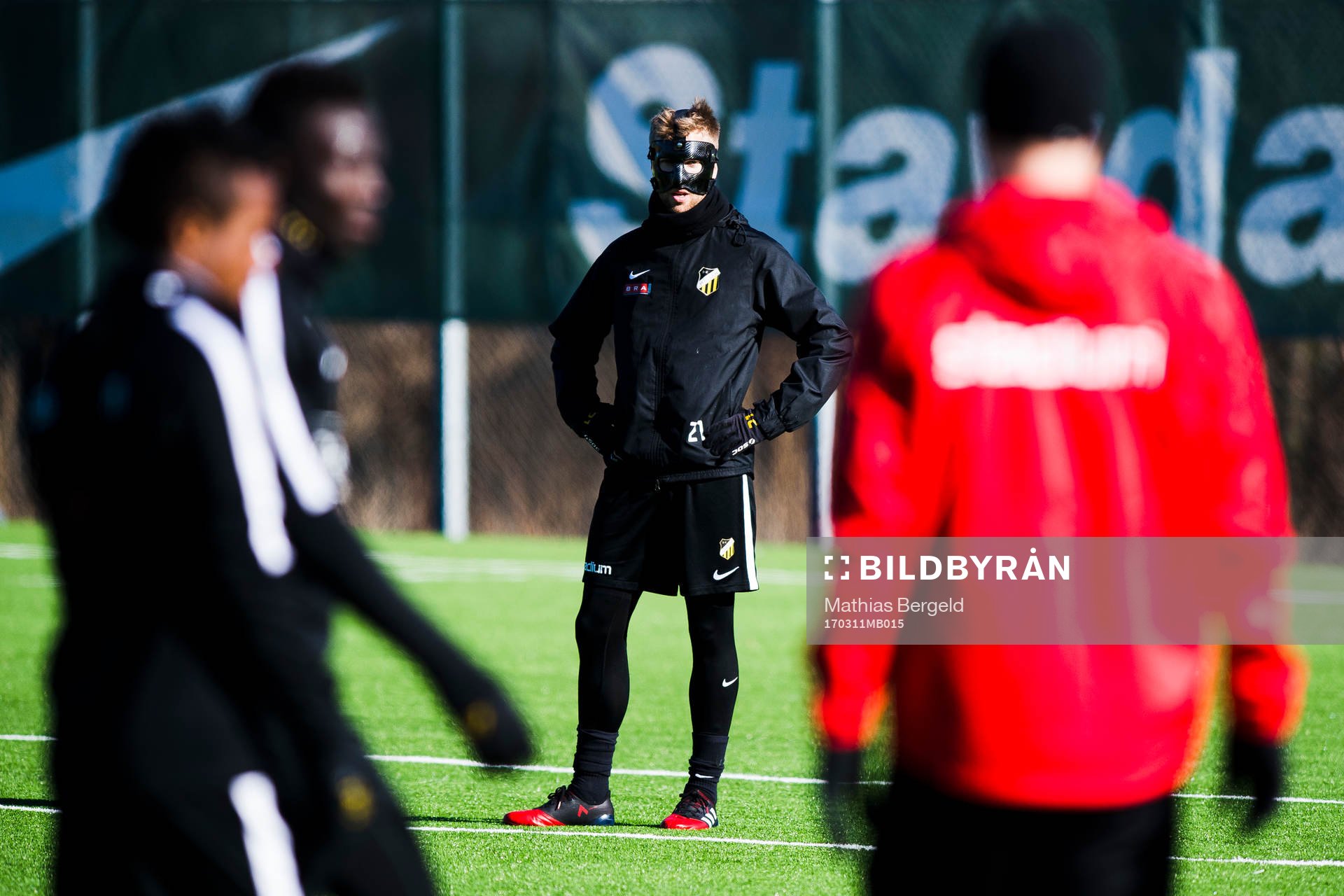 Häckens Rasmus Lindgren med en mask på ansiktet