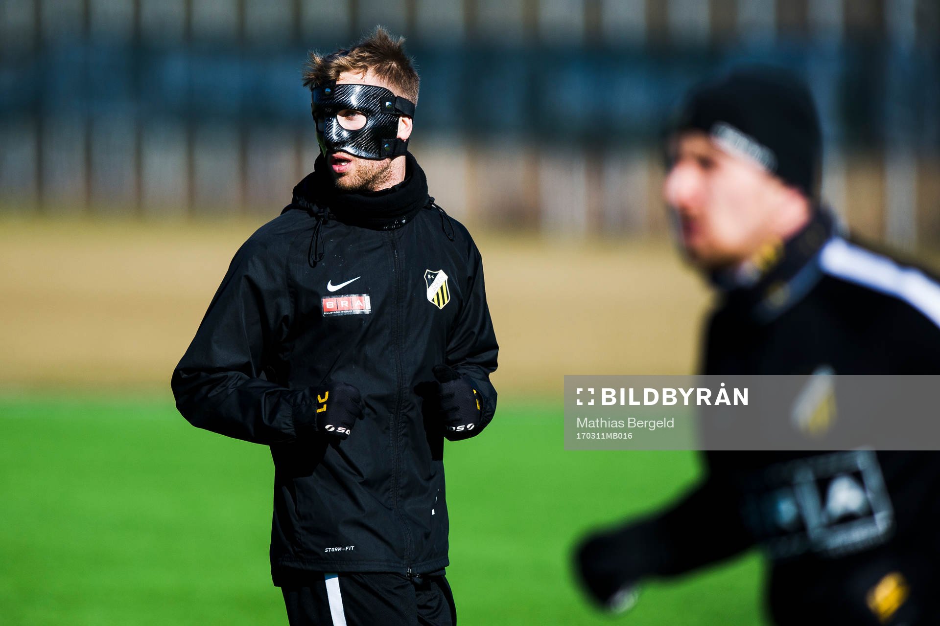 Häckens Rasmus Lindgren med en mask på ansiktet