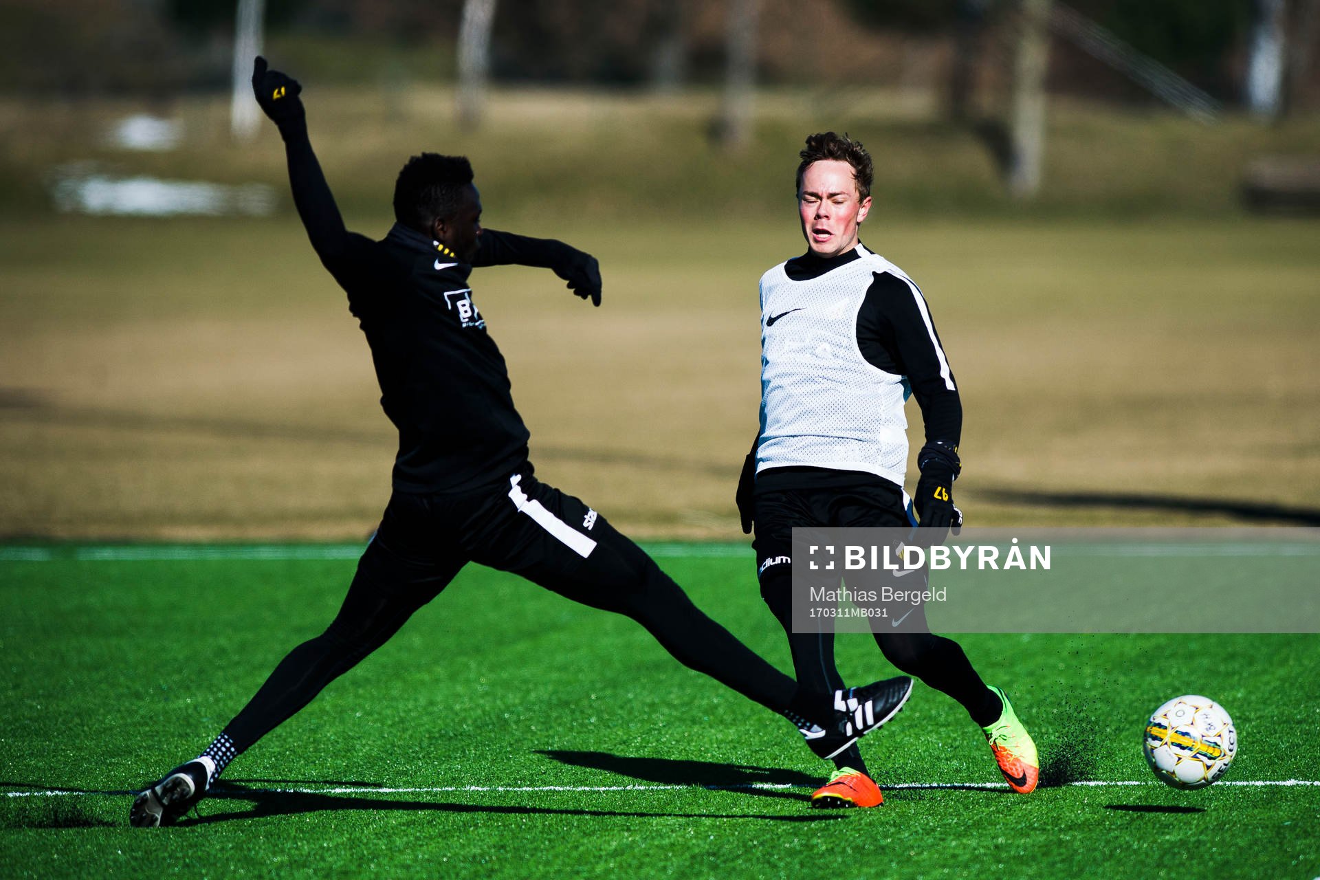Häckens Alhassan Kamara och Joel Andersson i kamp om bollen