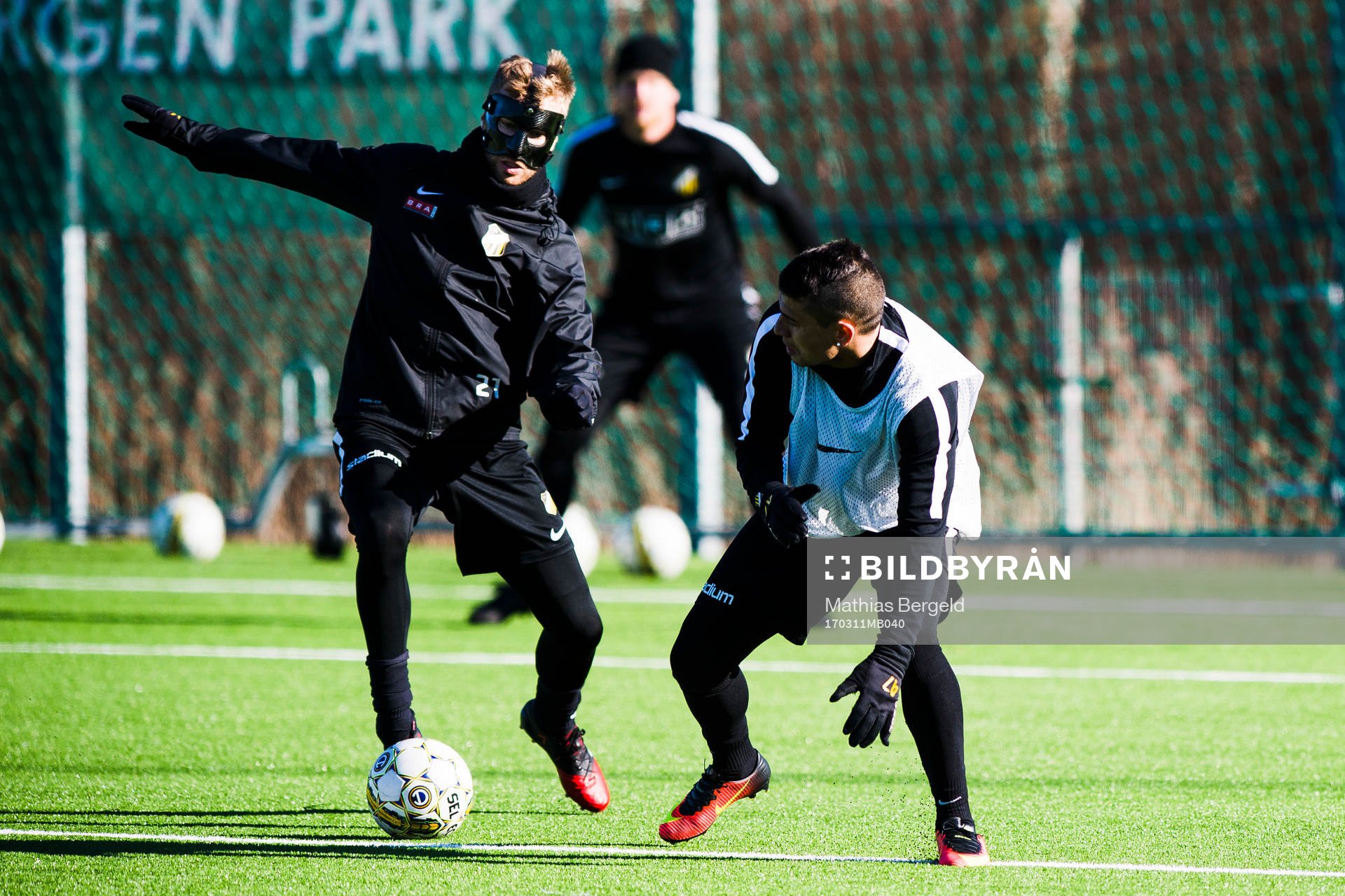 Häckens Rasmus Lindgren och Paulinho i kamp om bollen