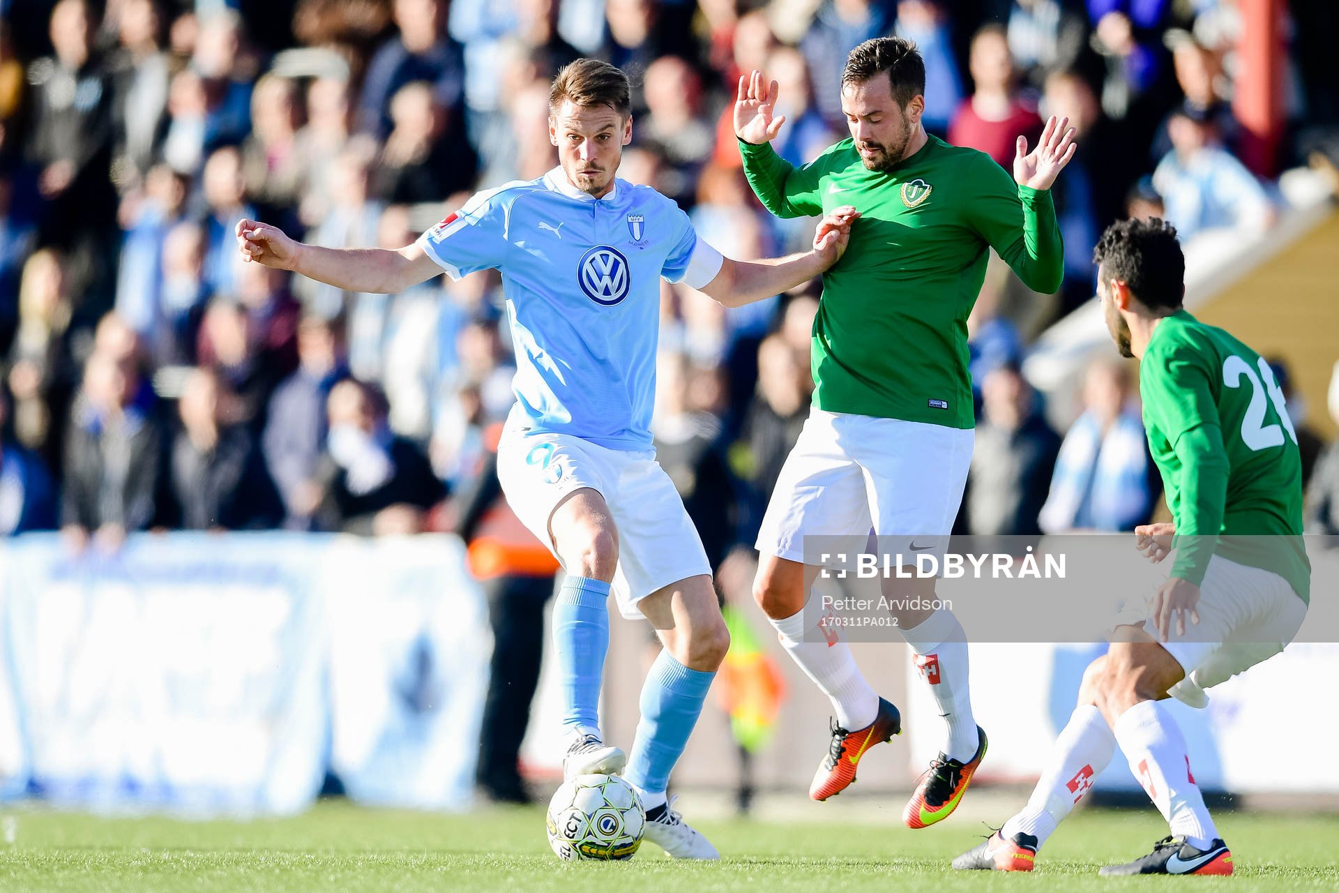 Malmö FFs Markus Rosenberg i kamp mot Jönköpings Fredric