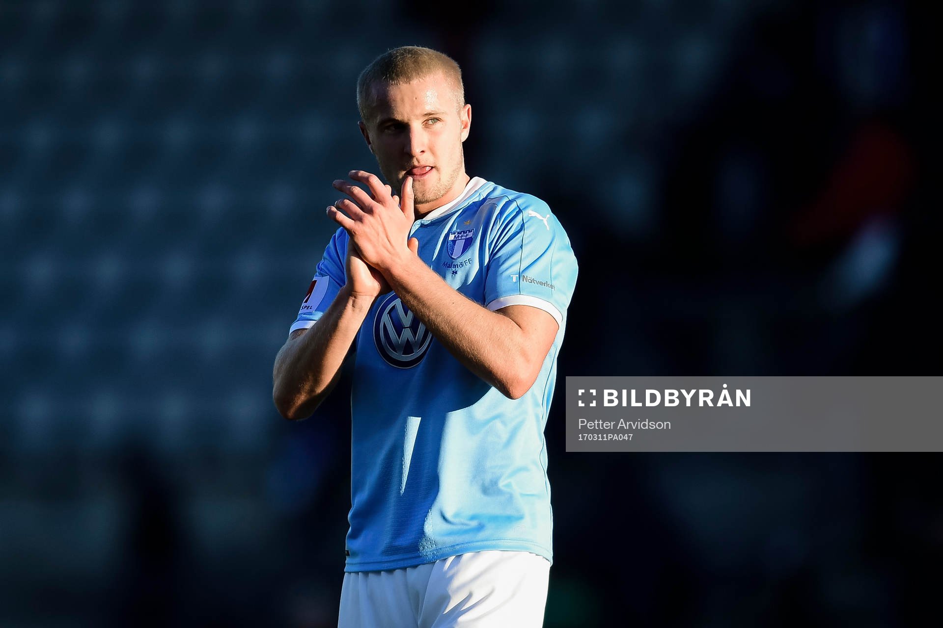 Malmö FFs Franz Brorsson tackar publiken efter en träningsmatch i fotboll mellan Malmö FF och Jönköping den 11 mars 2017 i Malmö.