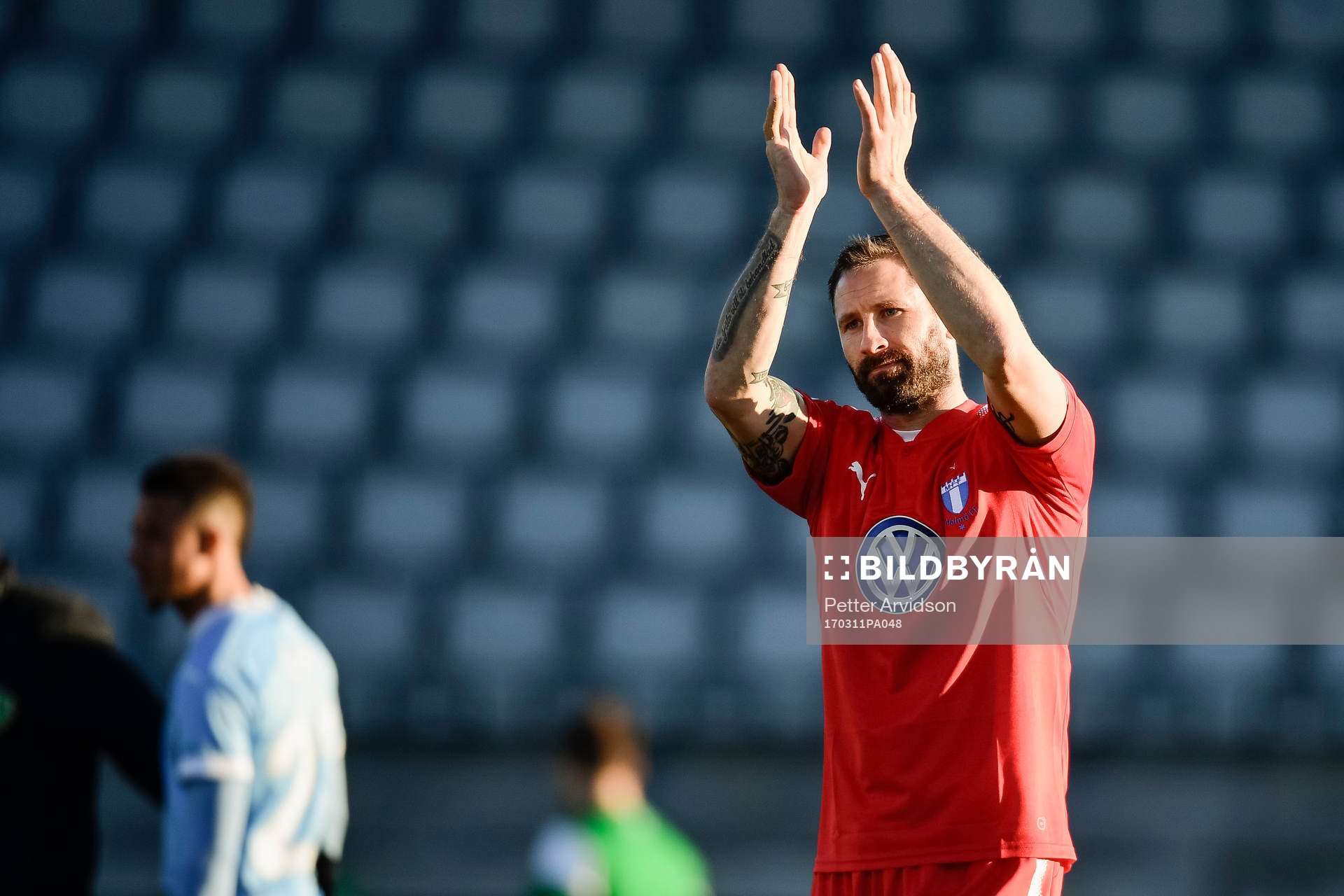Malmö FFs målvakt Johan Wiland tackar publiken efter en träningsmatch i fotboll mellan Malmö FF och Jönköping den 11 mars 2017 i Malmö.