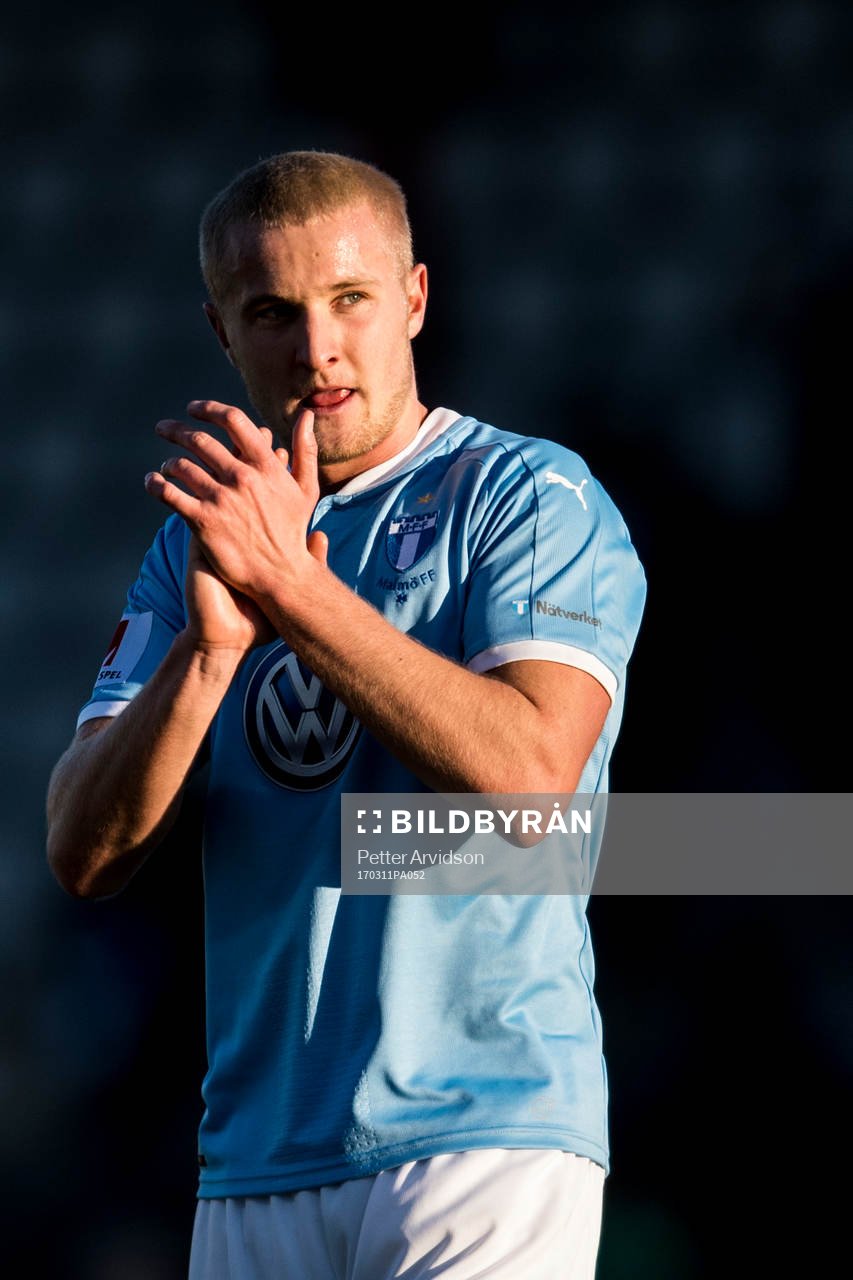 Malmö FFs Franz Brorsson tackar publiken efter en träningsmatch i fotboll mellan Malmö FF och Jönköping den 11 mars 2017 i Malmö.