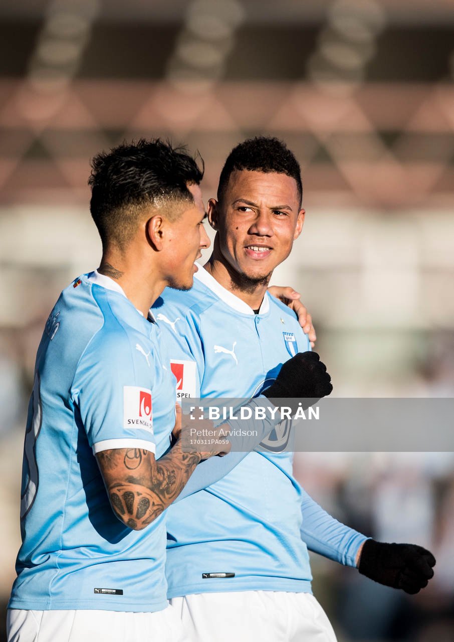 Malmö FFs Tobias Sana jublar med Yoshimar Yotún