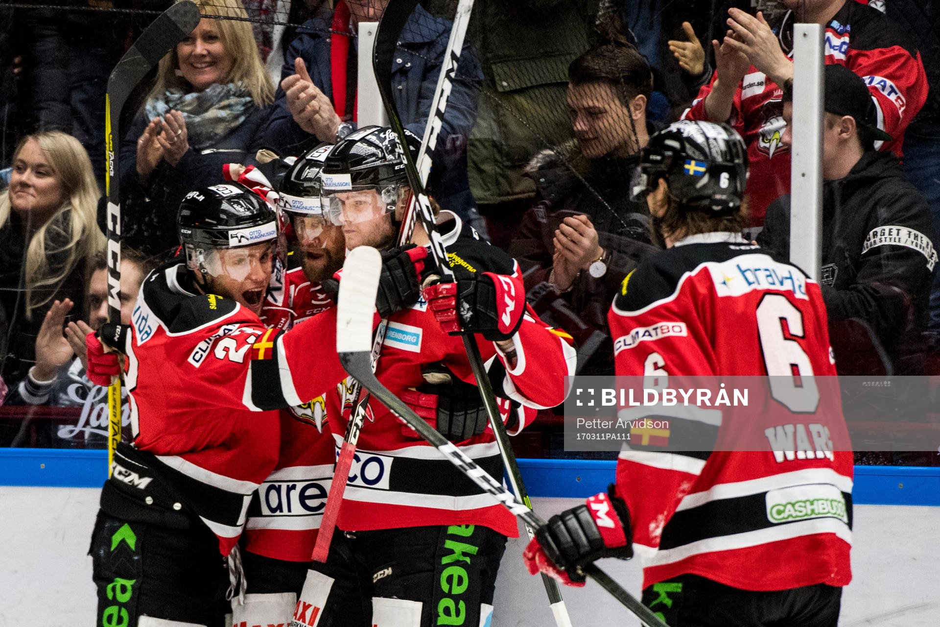 Malmö Redhawks spelare jublar med Mathias Tjärnqvist