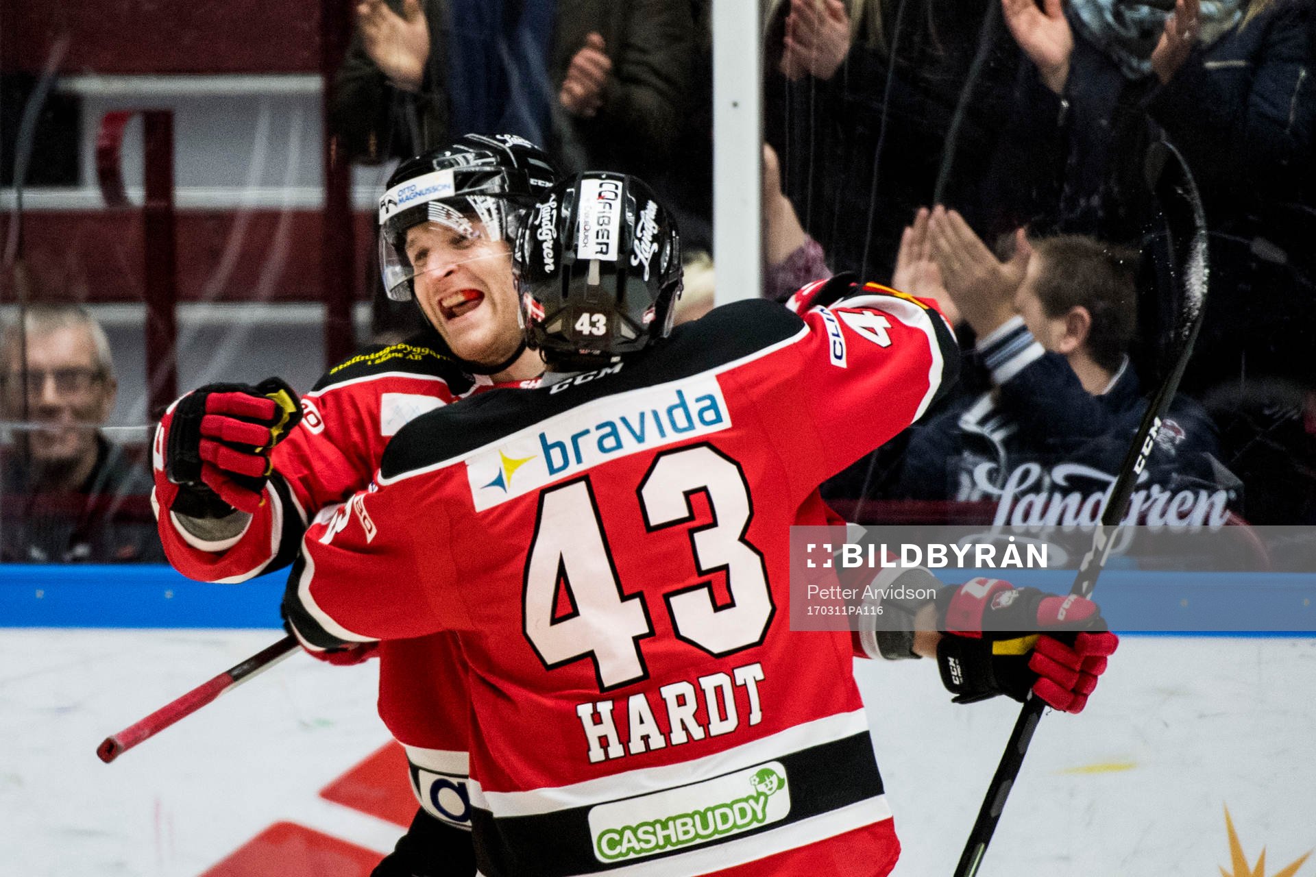 Malmö Redhawks Frederik Storm jublar med Nichlas Hardt