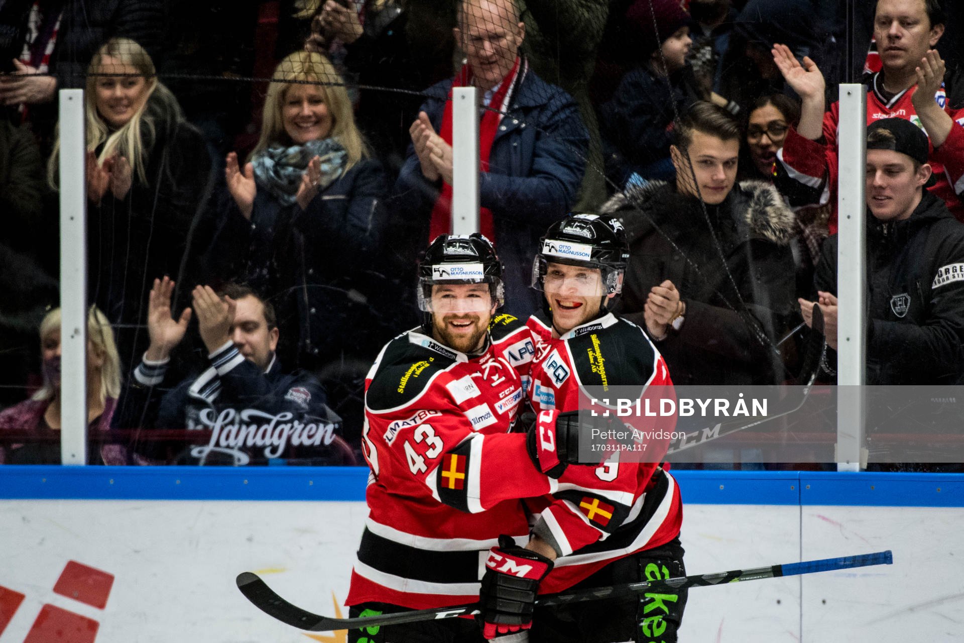 Malmö Redhawks Frederik Storm jublar med Nichlas Hardt
