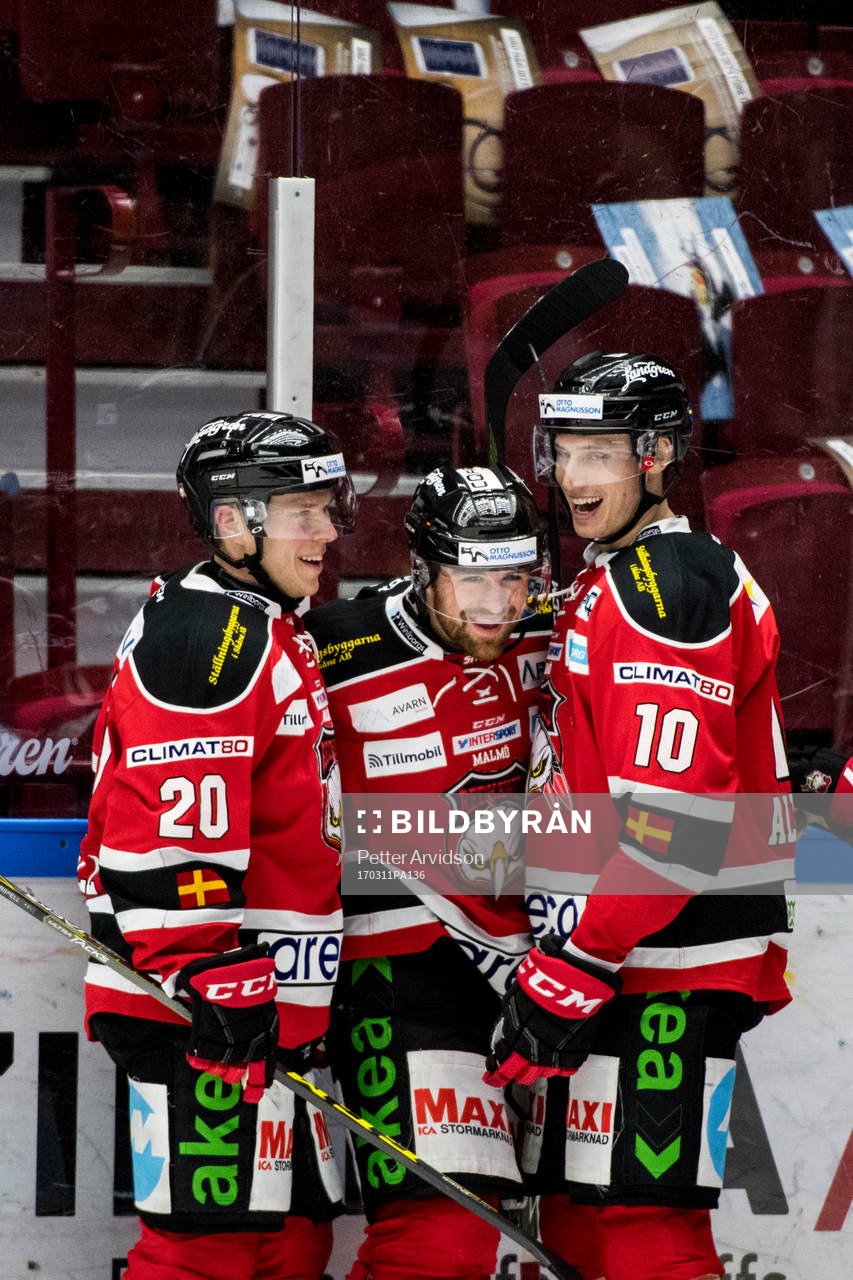 Malmö Redhawks Erik Forssell och Robin Alvarez jublar med