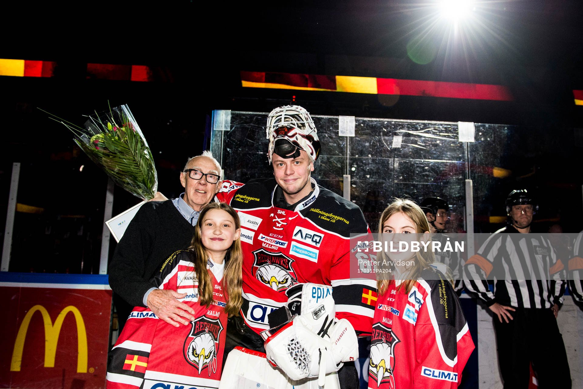 Malmö Redhawks målvakt Oscar Alsenfelt mottar Honken