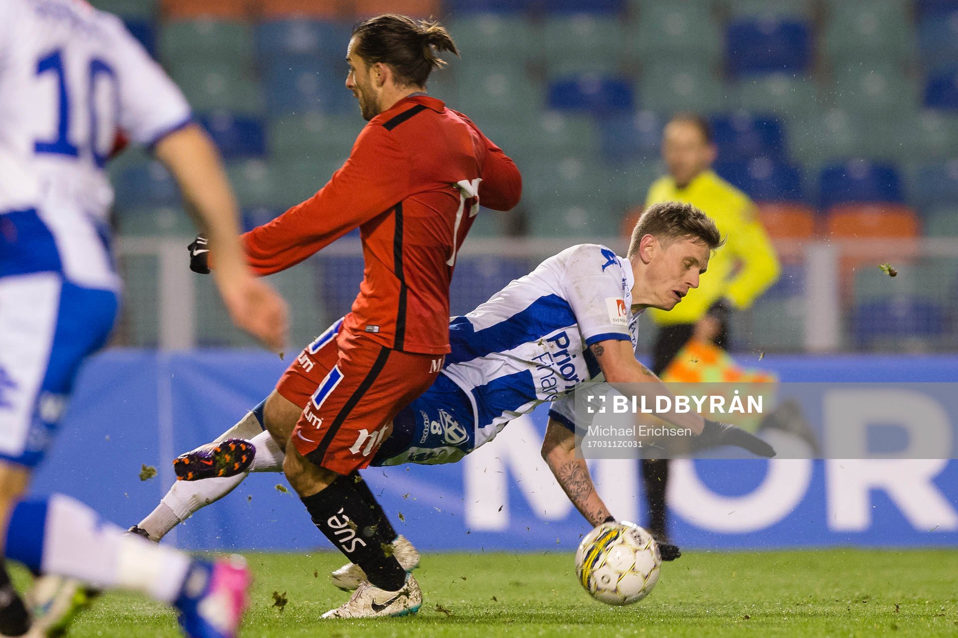 IFK Göteborgs Sören Rieks faller i kamp med Norrköpings Christopher Telo under kvartsfinalen i Svenska Cupen mellan IFK Göteborg och Norrköping den 11 mars 2017 i Göteborg.