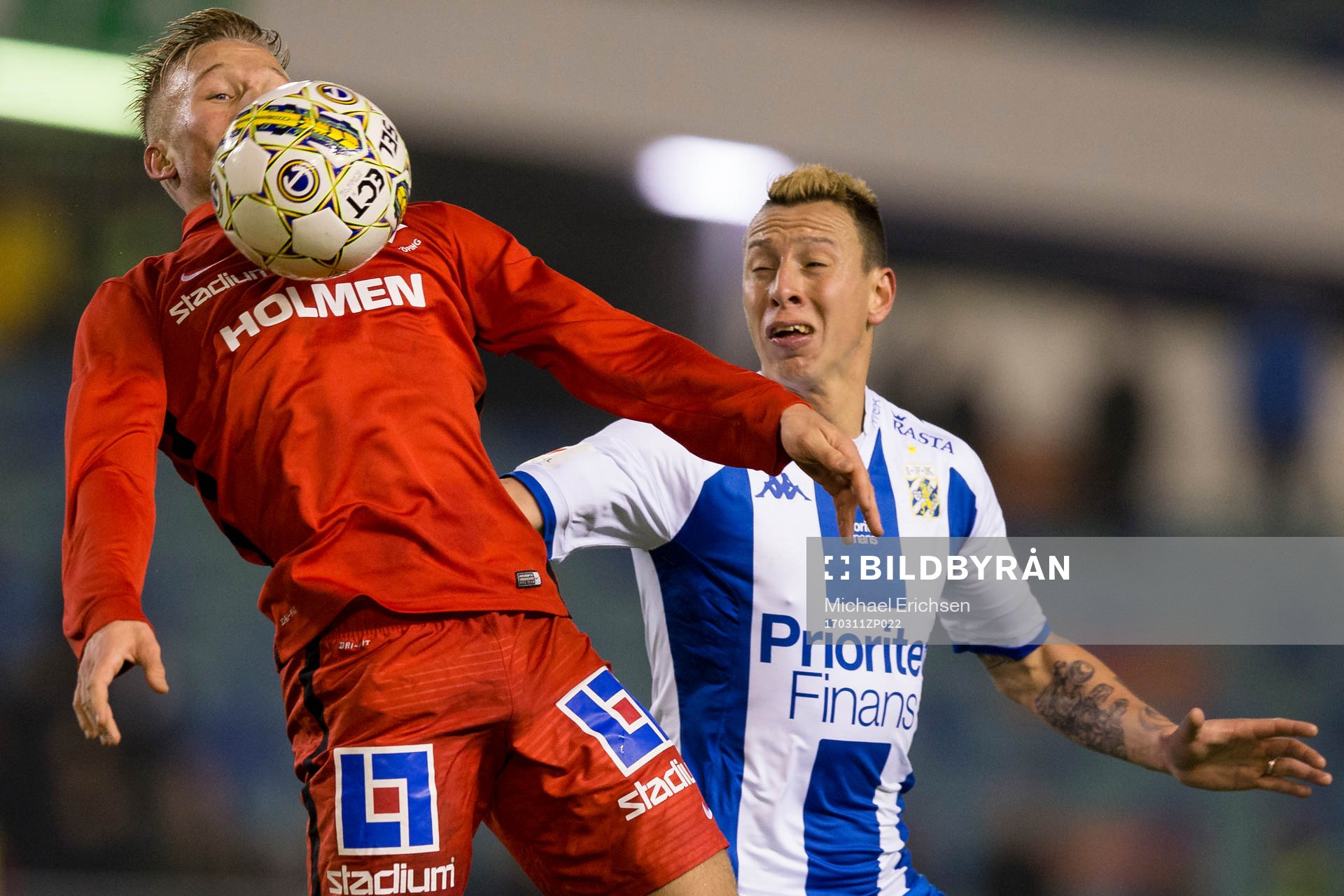Norrköpings Nicklas Bärkroth tar ned bollen på bröstet
