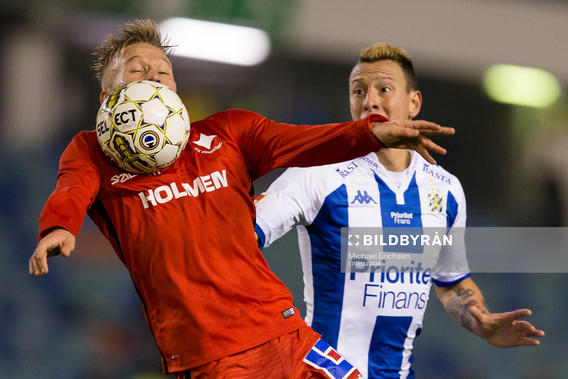 Norrköpings Nicklas Bärkroth tar ned bollen på bröstet