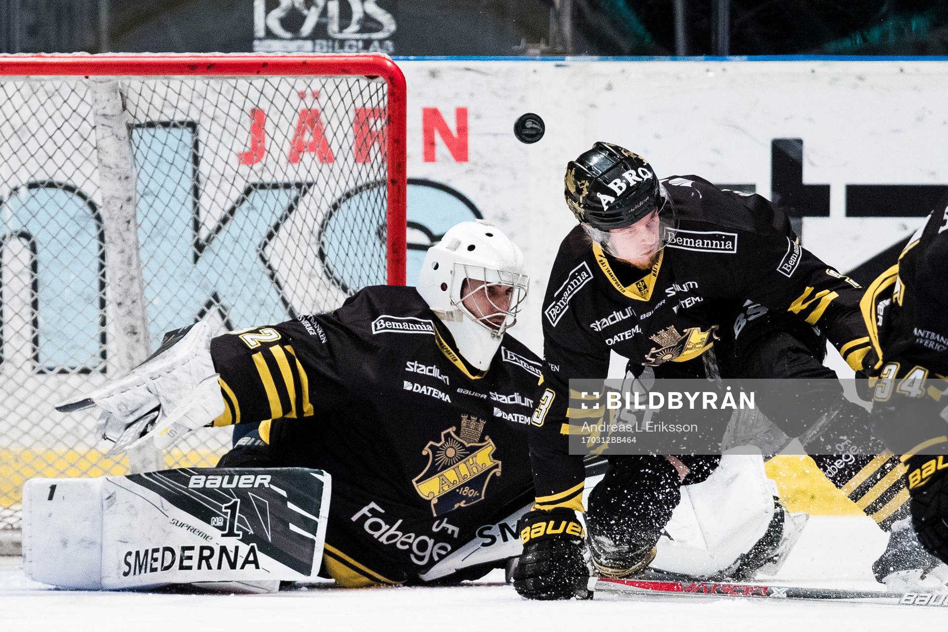 s målvakt Gasper Kroselj och Jens Hellgren försvarar sig