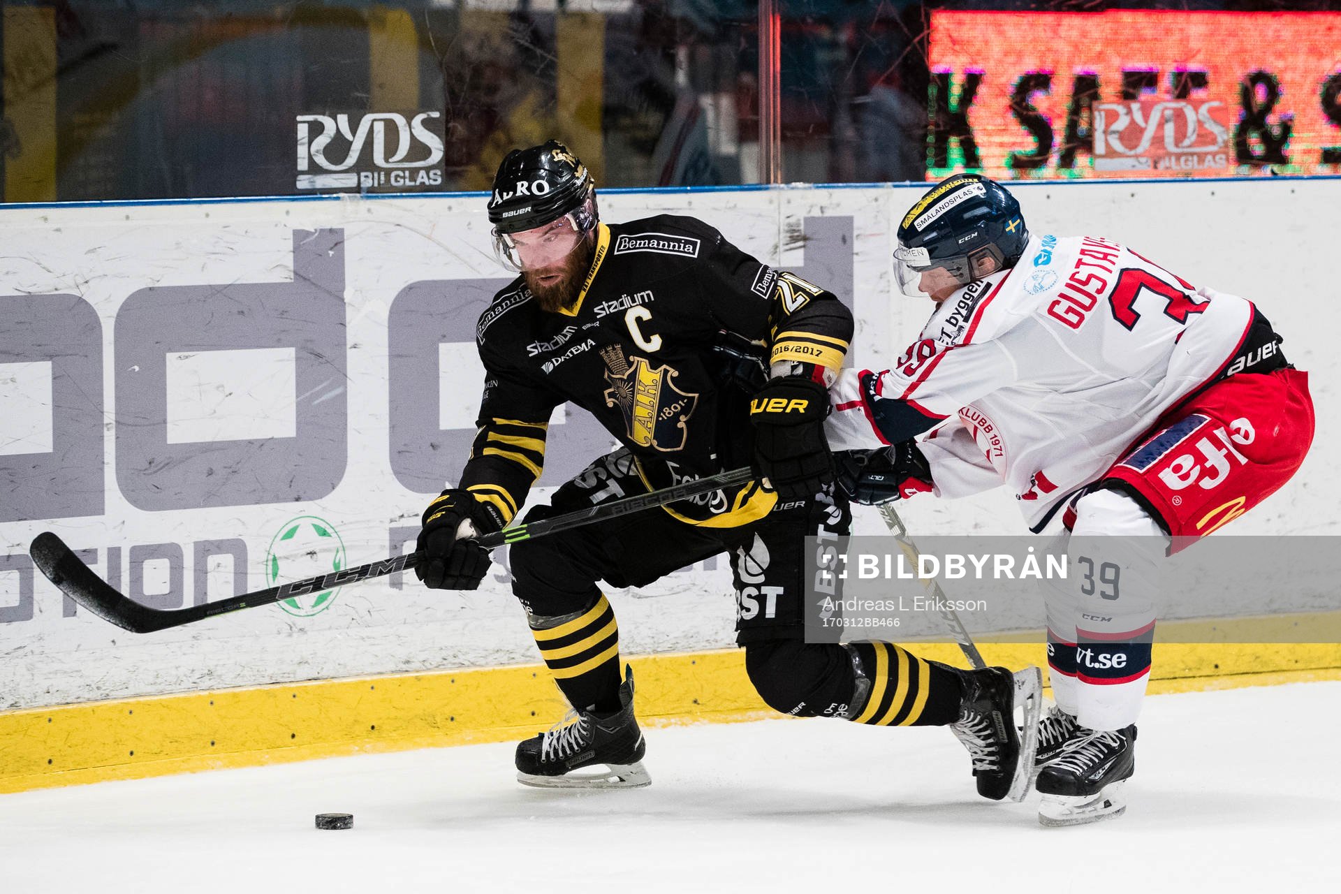 s Christian Sandberg i kamp om pucken med Västerviks