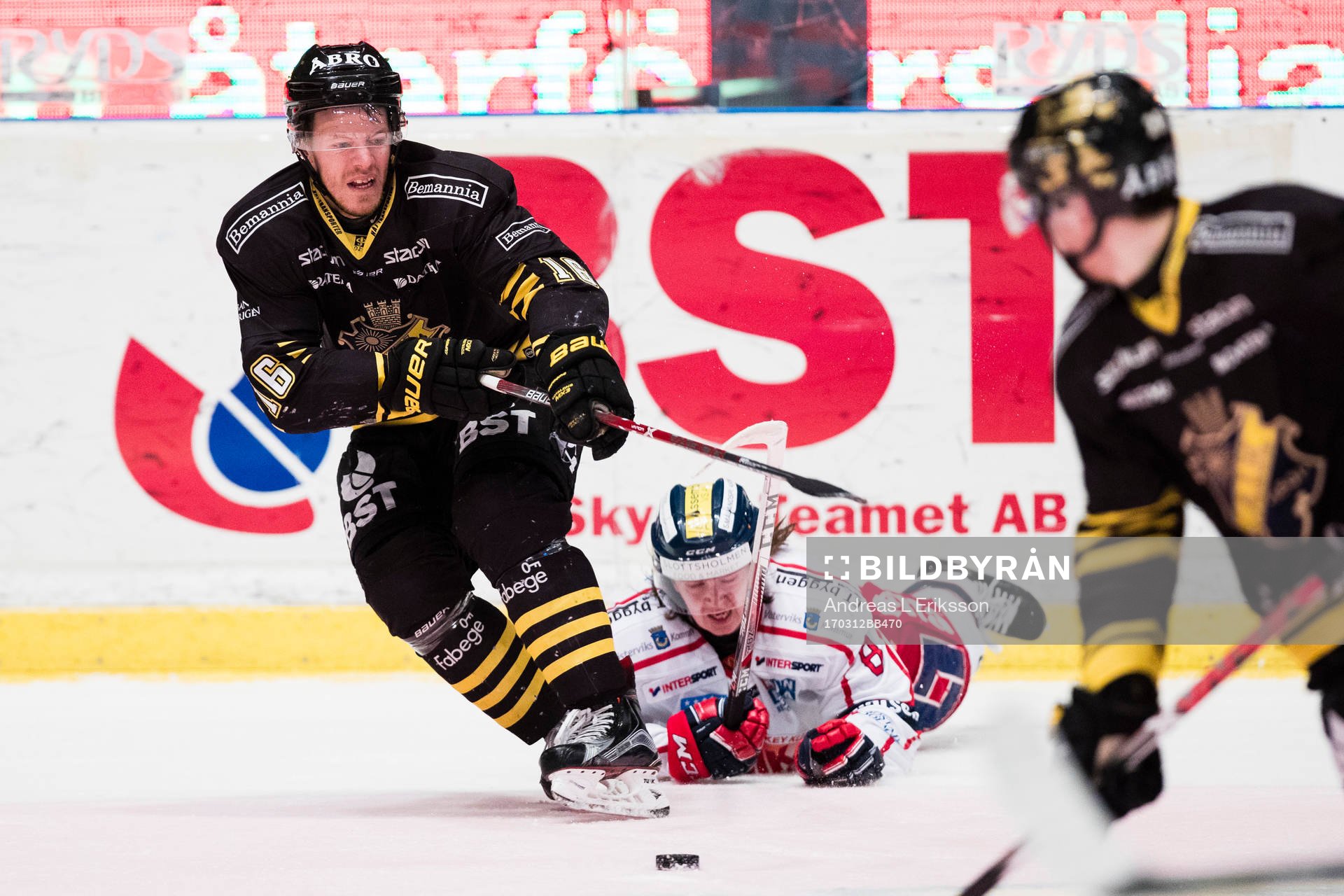 s Jonas Almtorp och Västerviks Victor Lindman