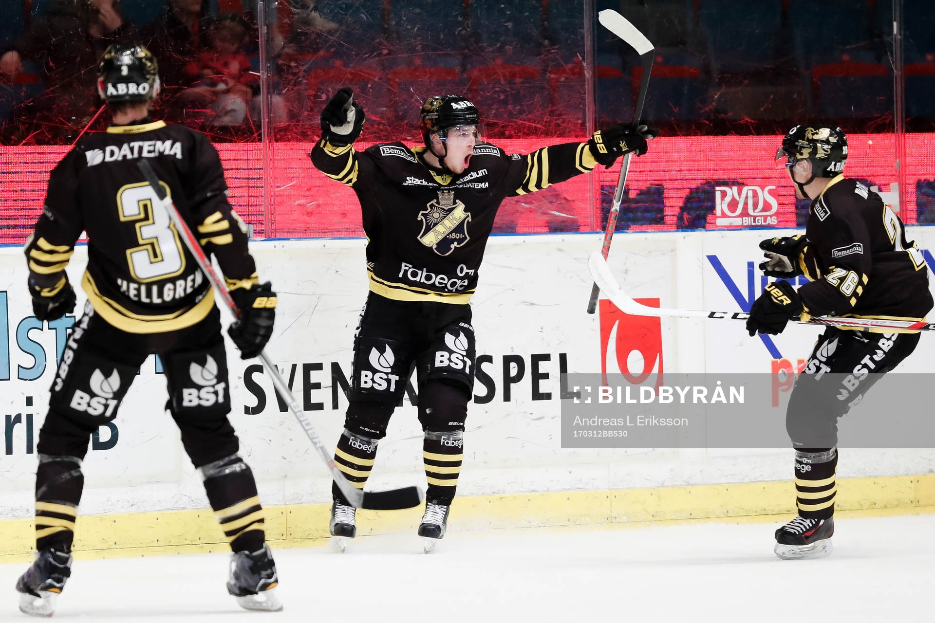 s Jens Hellgren ,Jesper Fröden och Jens Jakobs  jublar