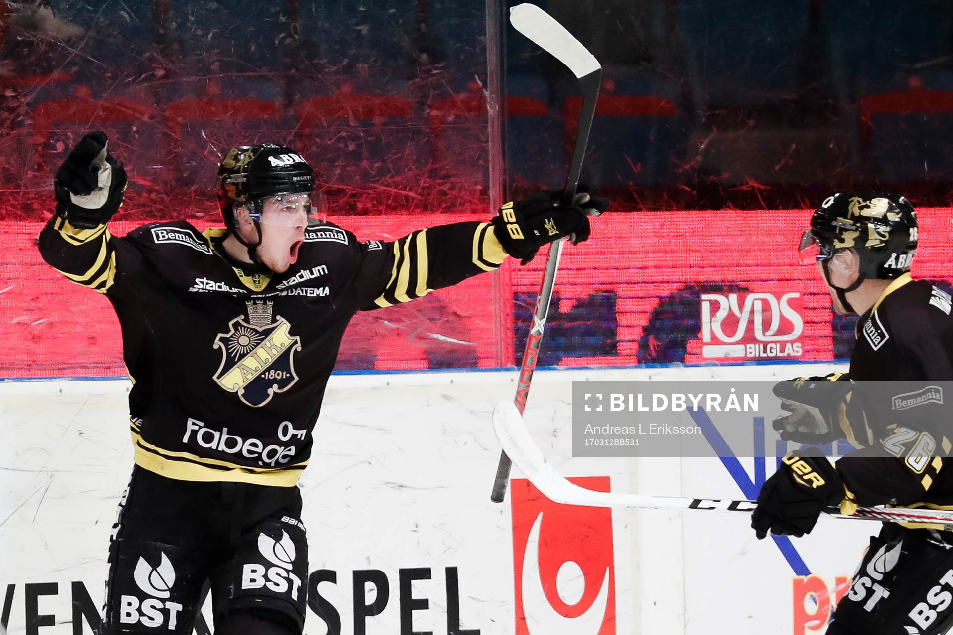 s Jens Hellgren ,Jesper Fröden och Jens Jakobs  jublar