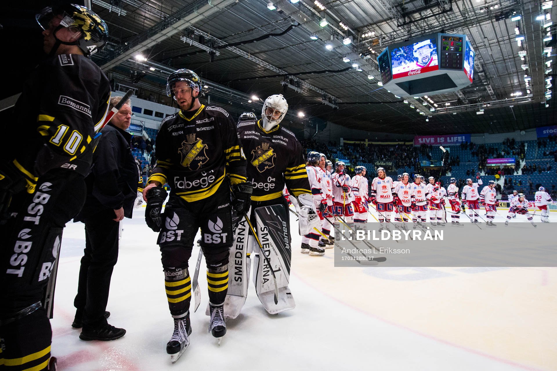 s Anders Eriksson och målvakt Gasper Kroselj deppar