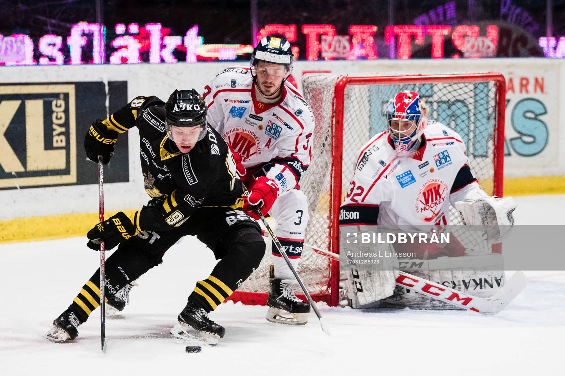 s Jesper Bratt utmanar Västerviks Andreas Frisk och