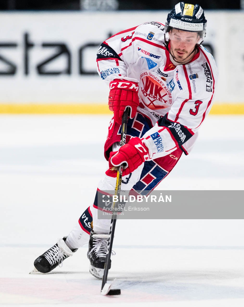 Västerviks Andreas Frisk med pucken