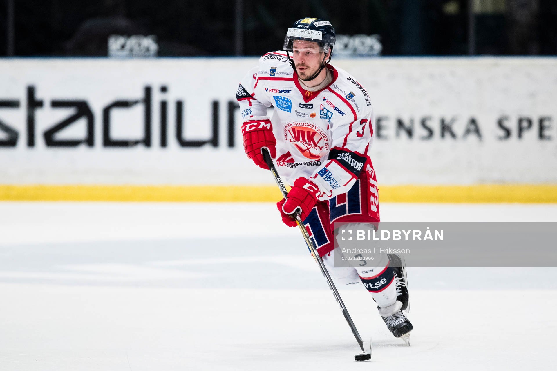 Västerviks Andreas Frisk med pucken
