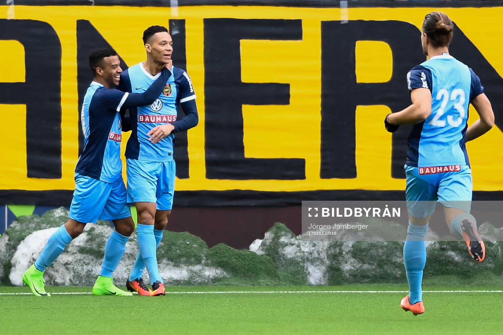 Brommapojkarnas Kevin Kabran och Joel Qviberg  jublar