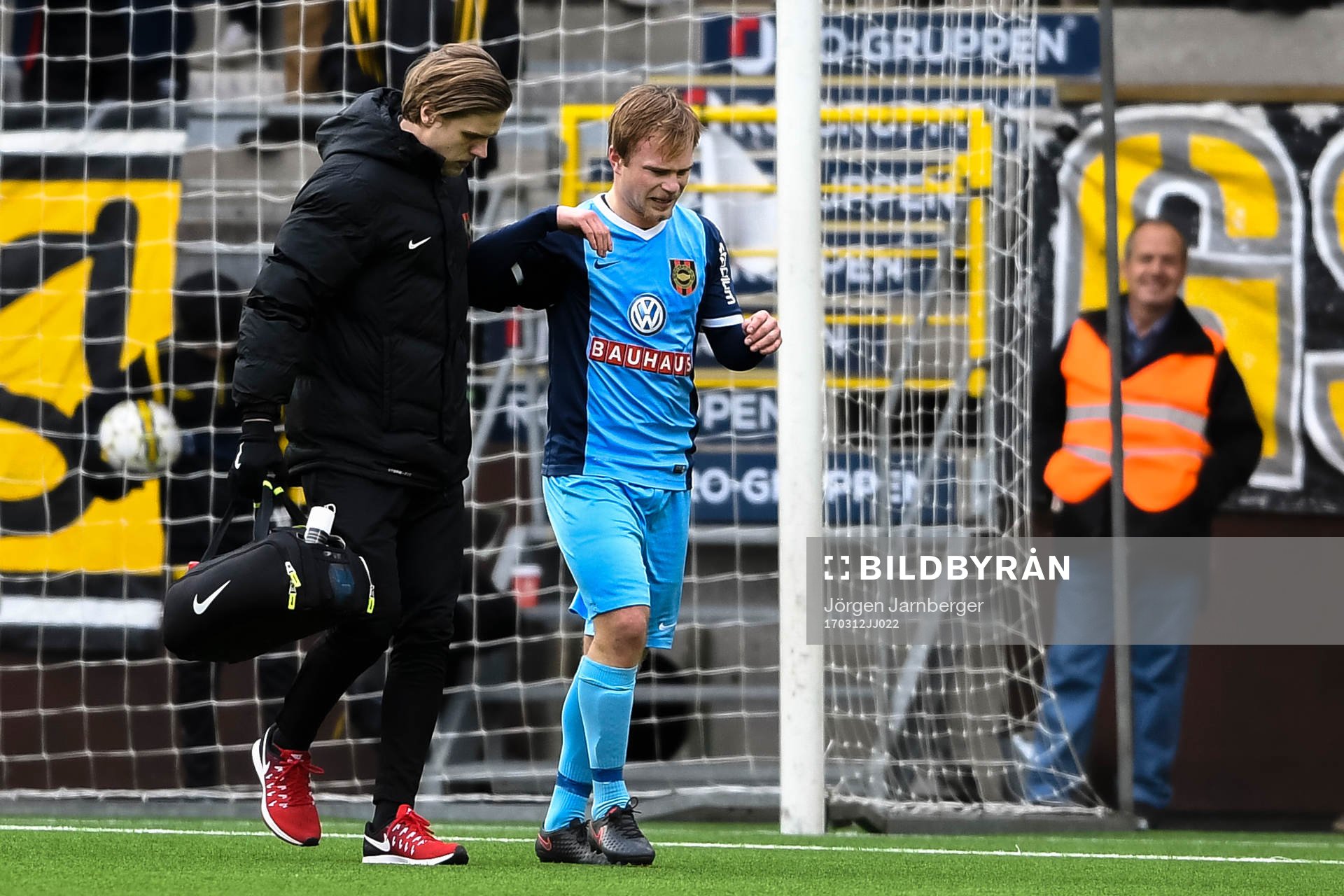 Brommapojkarnas Christopher Brandeborn lämnar planen skadad